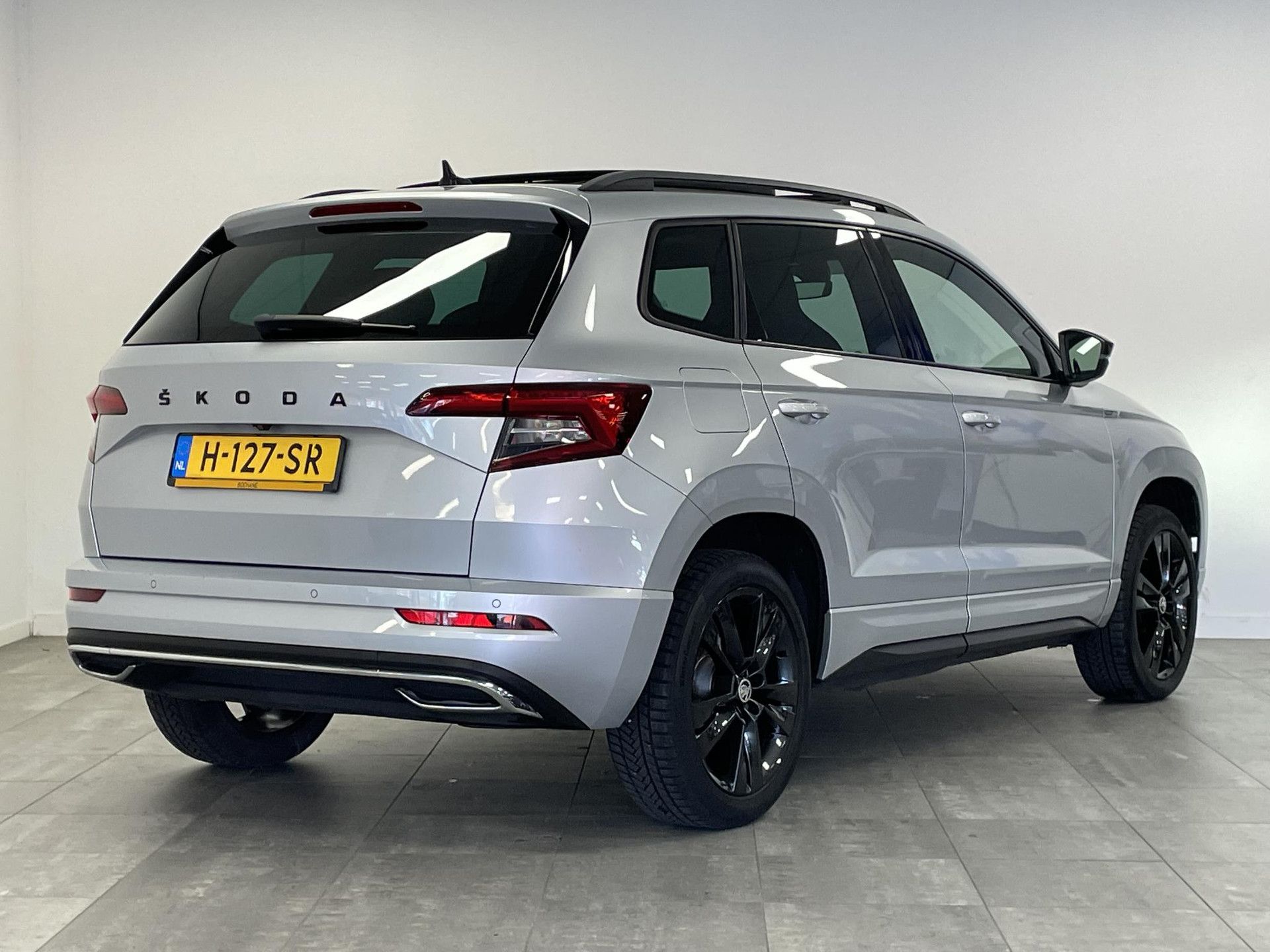 Skoda Karoq met kenteken H-127-SR – achteraanzicht