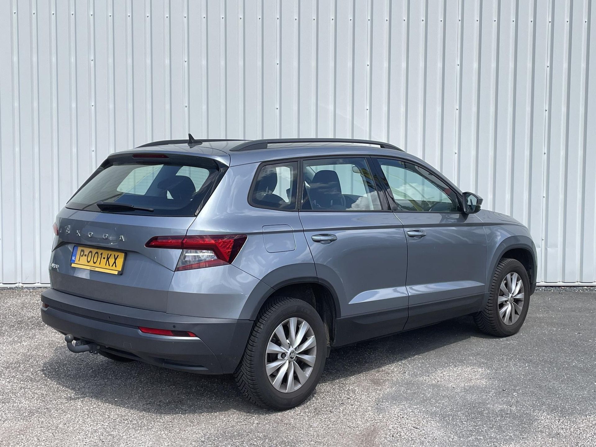 Skoda Karoq met kenteken P-001-KX – achteraanzicht