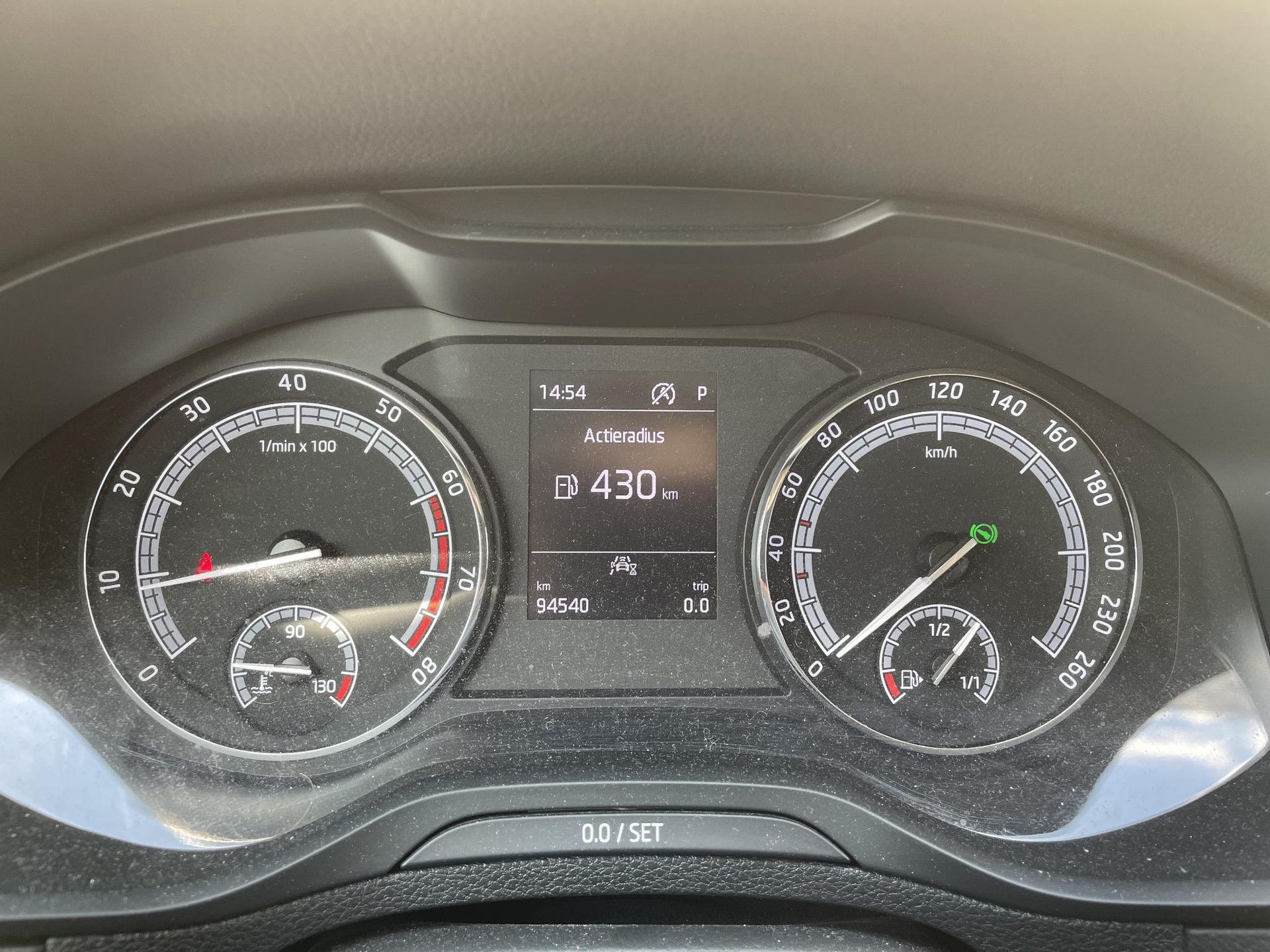 Skoda Karoq met kenteken P-001-KX – dashboard