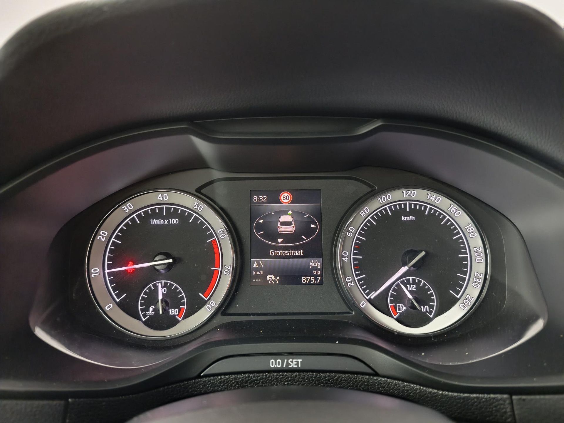 Skoda Karoq met kenteken P-163-HX – dashboard