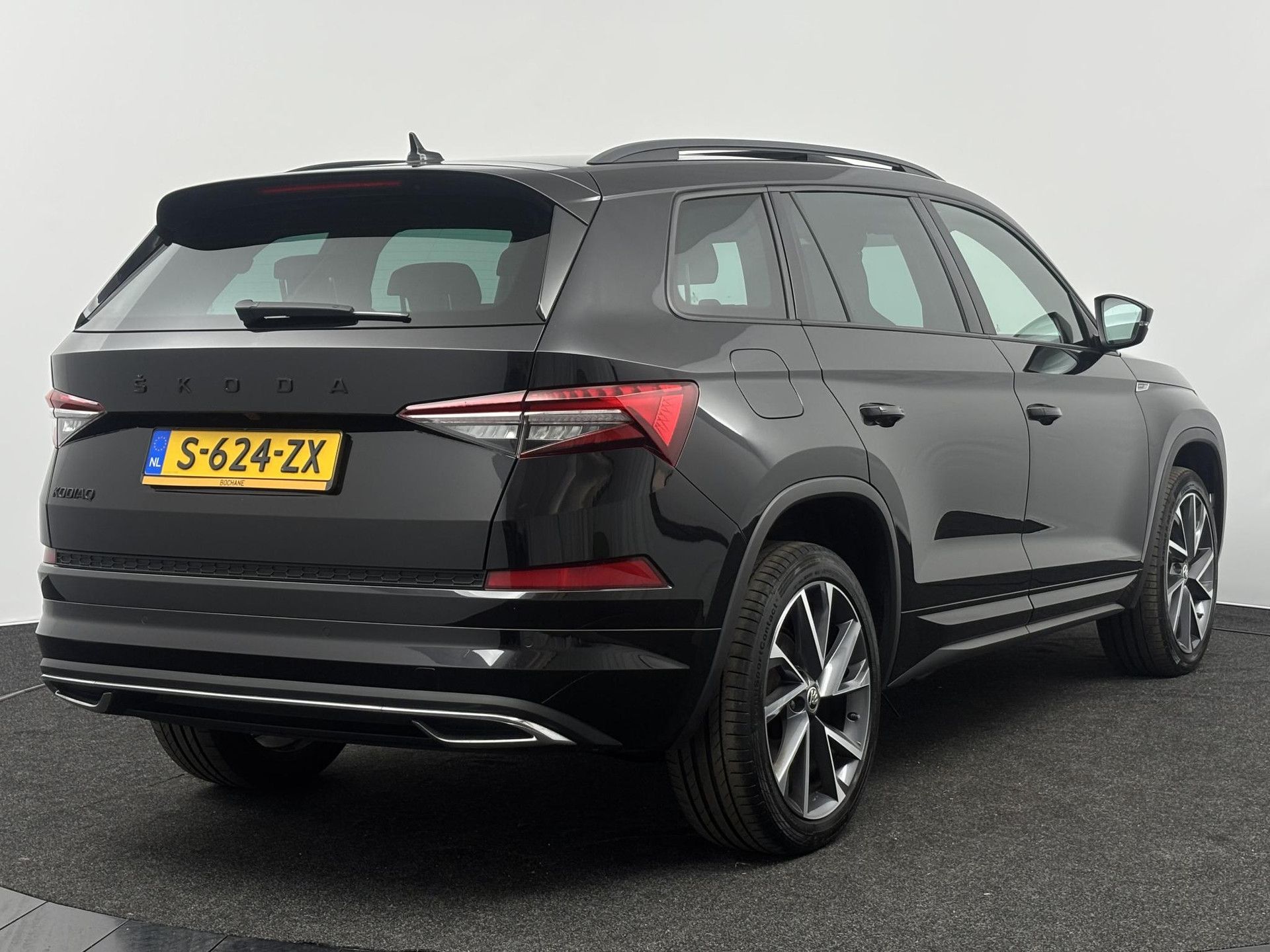 Skoda Kodiaq met kenteken S-624-ZX – achteraanzicht