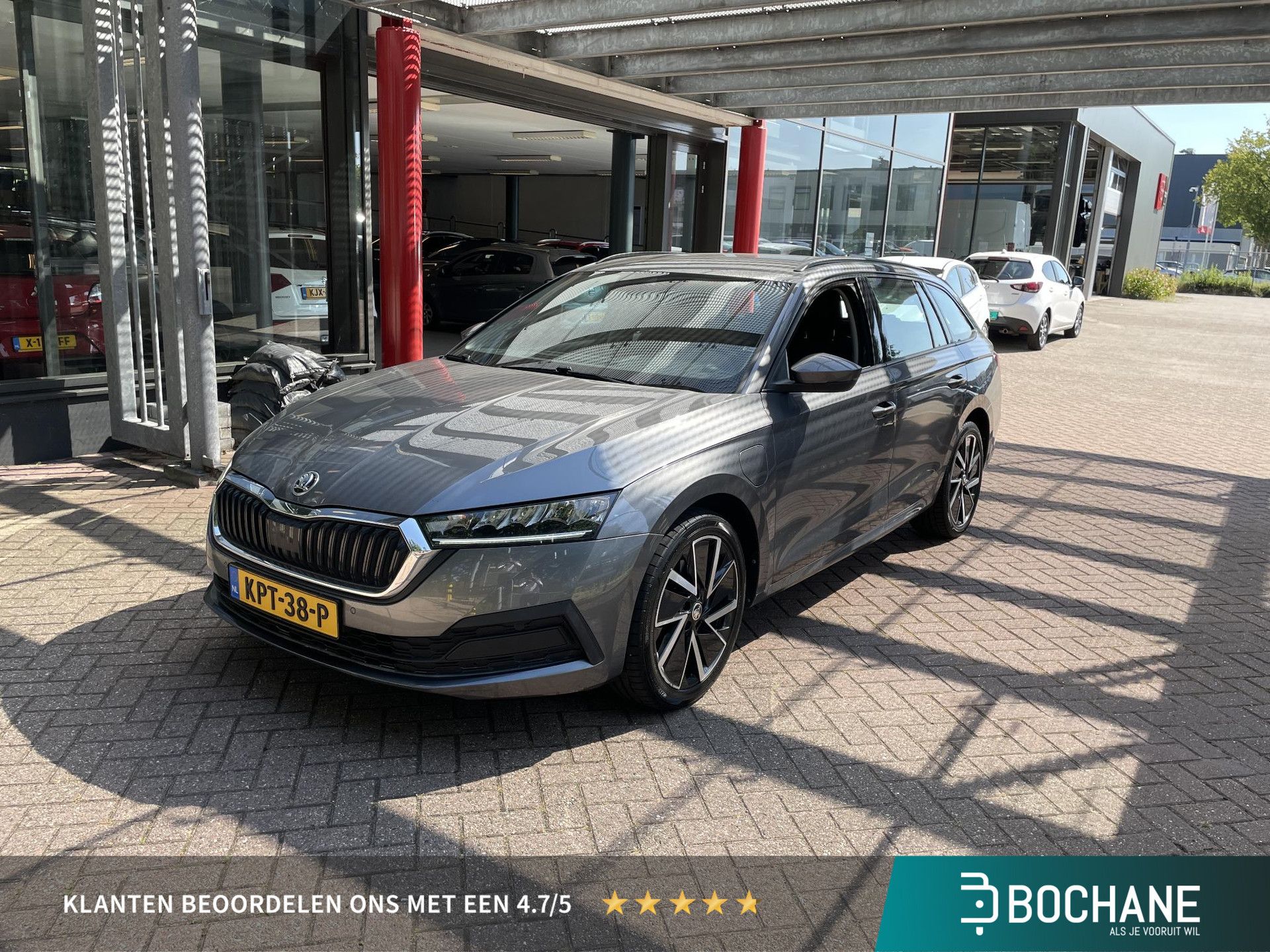 Skoda Octavia met kenteken KPT-38-P – vooraanzicht