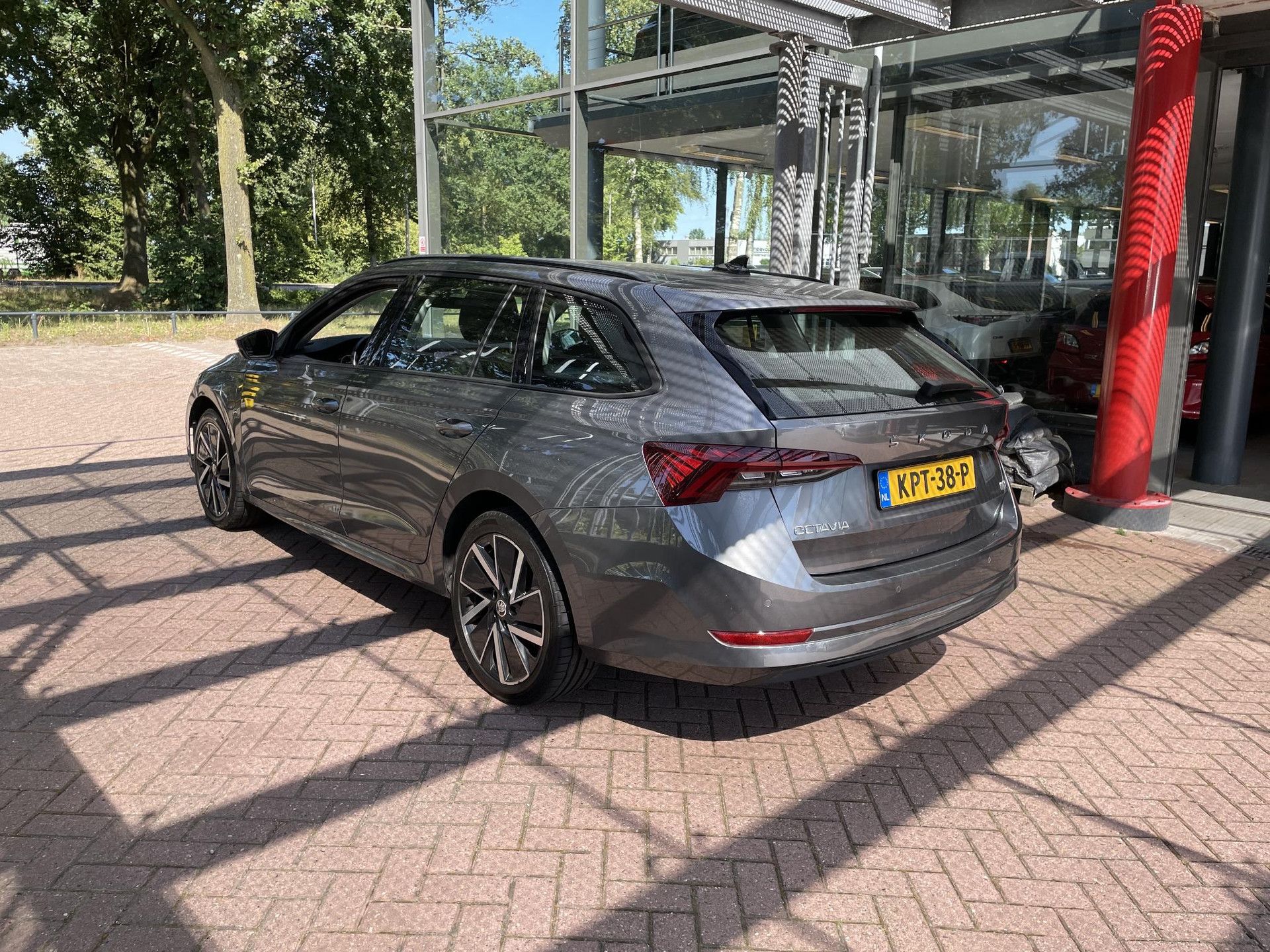 Skoda Octavia met kenteken KPT-38-P – interieur