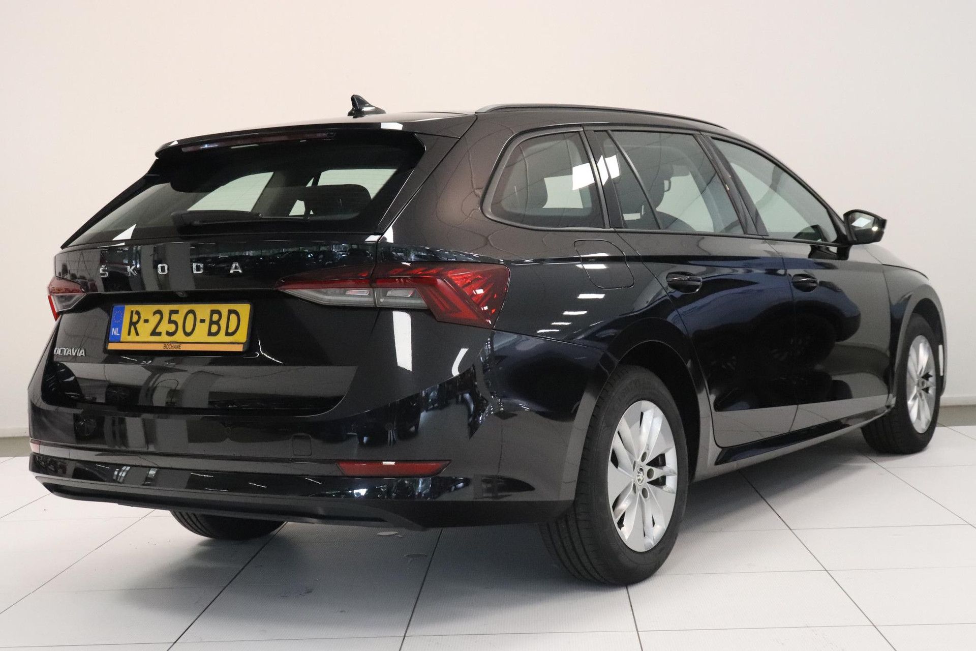 Skoda Octavia met kenteken R-250-BD – achteraanzicht