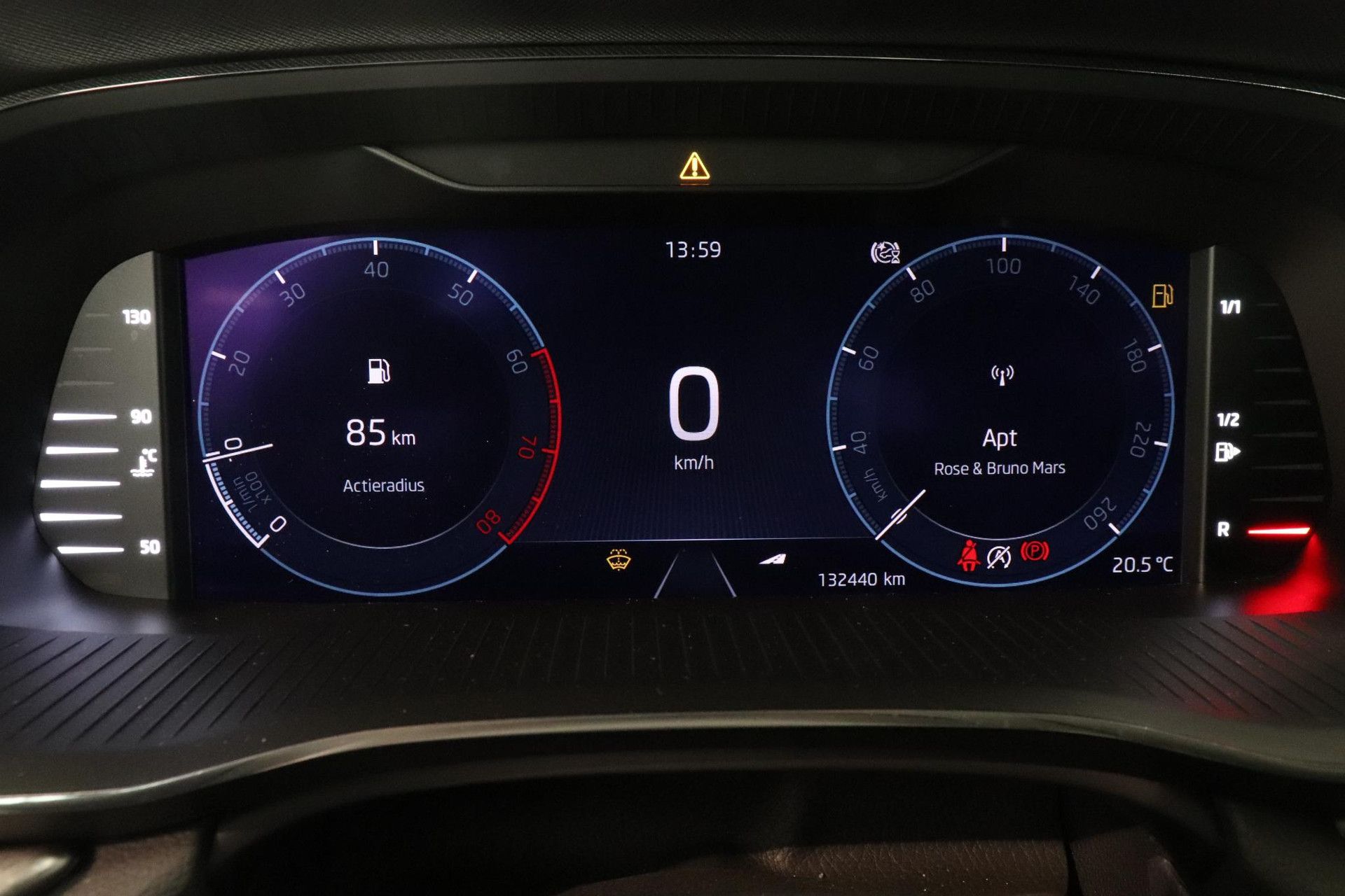 Skoda Octavia met kenteken R-250-BD – dashboard