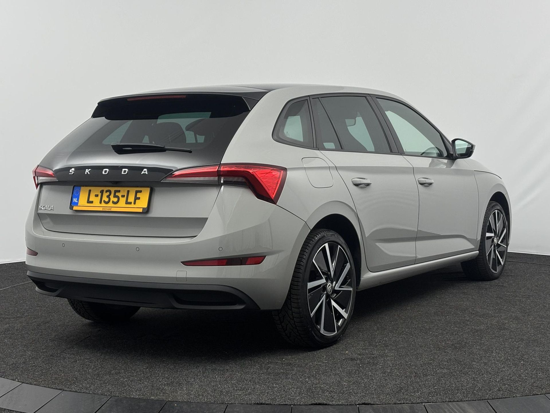 Skoda Scala met kenteken L-135-LF – achteraanzicht