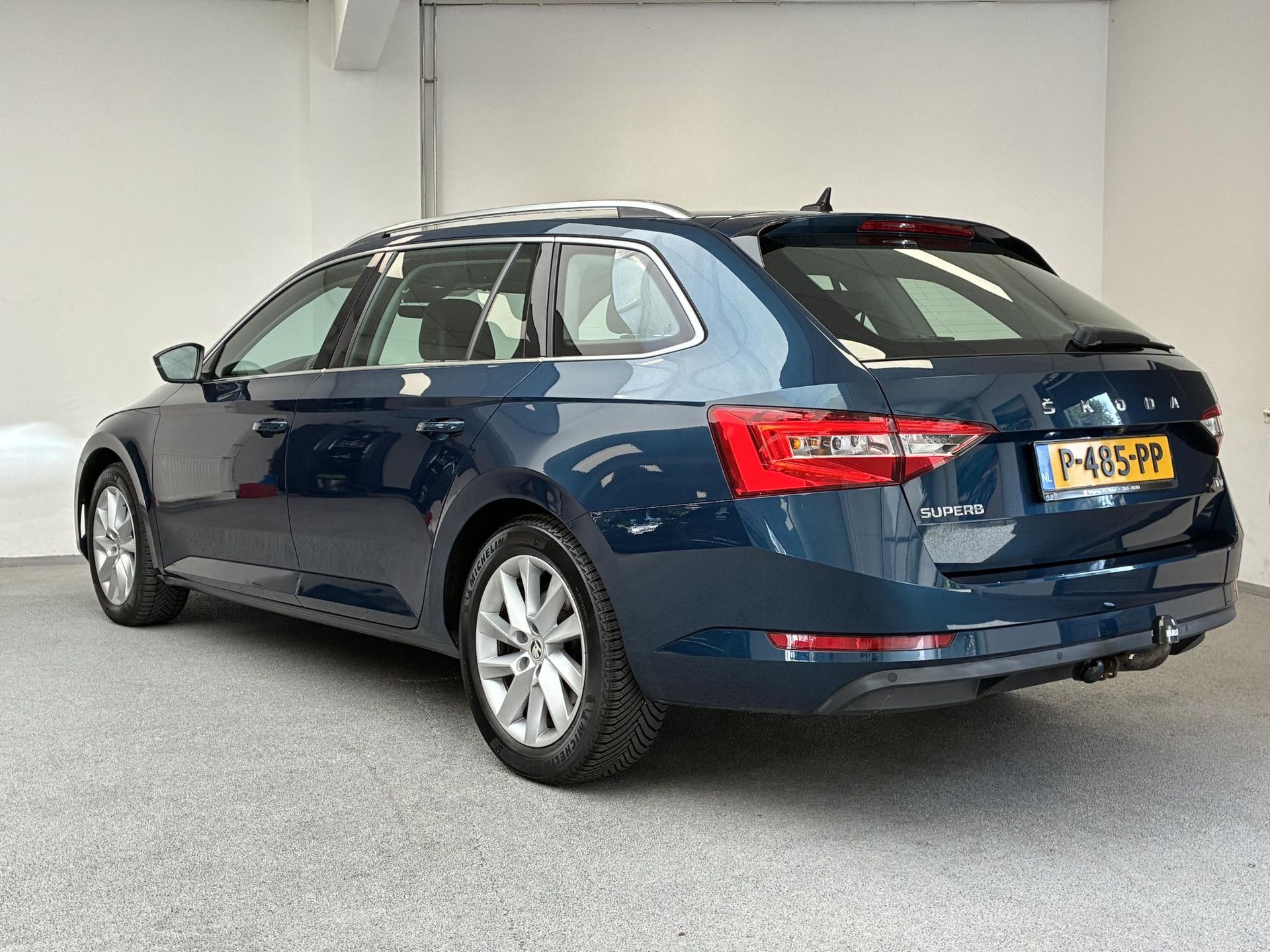 Skoda Superb met kenteken P-485-PP – achteraanzicht