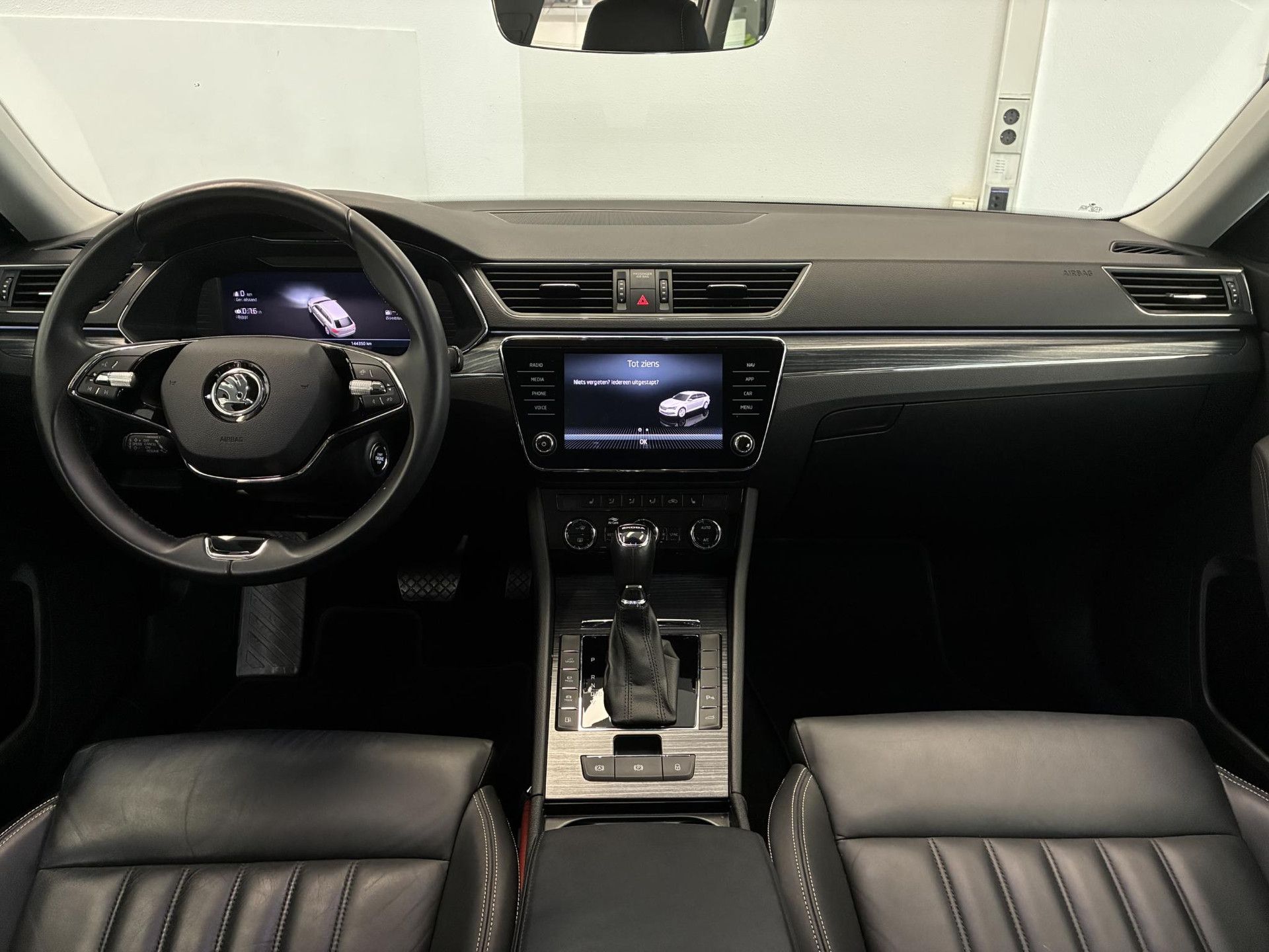 Skoda Superb met kenteken P-485-PP – interieur
