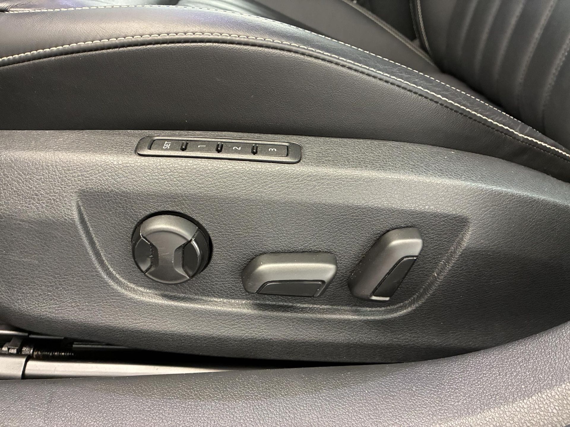 Skoda Superb met kenteken P-485-PP – detailfoto