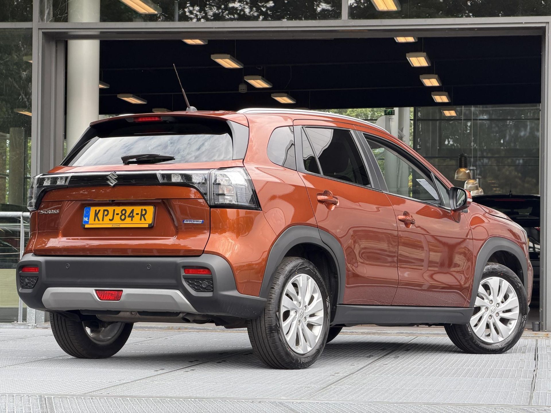 Suzuki S-Cross met kenteken KPJ-84-R – achteraanzicht