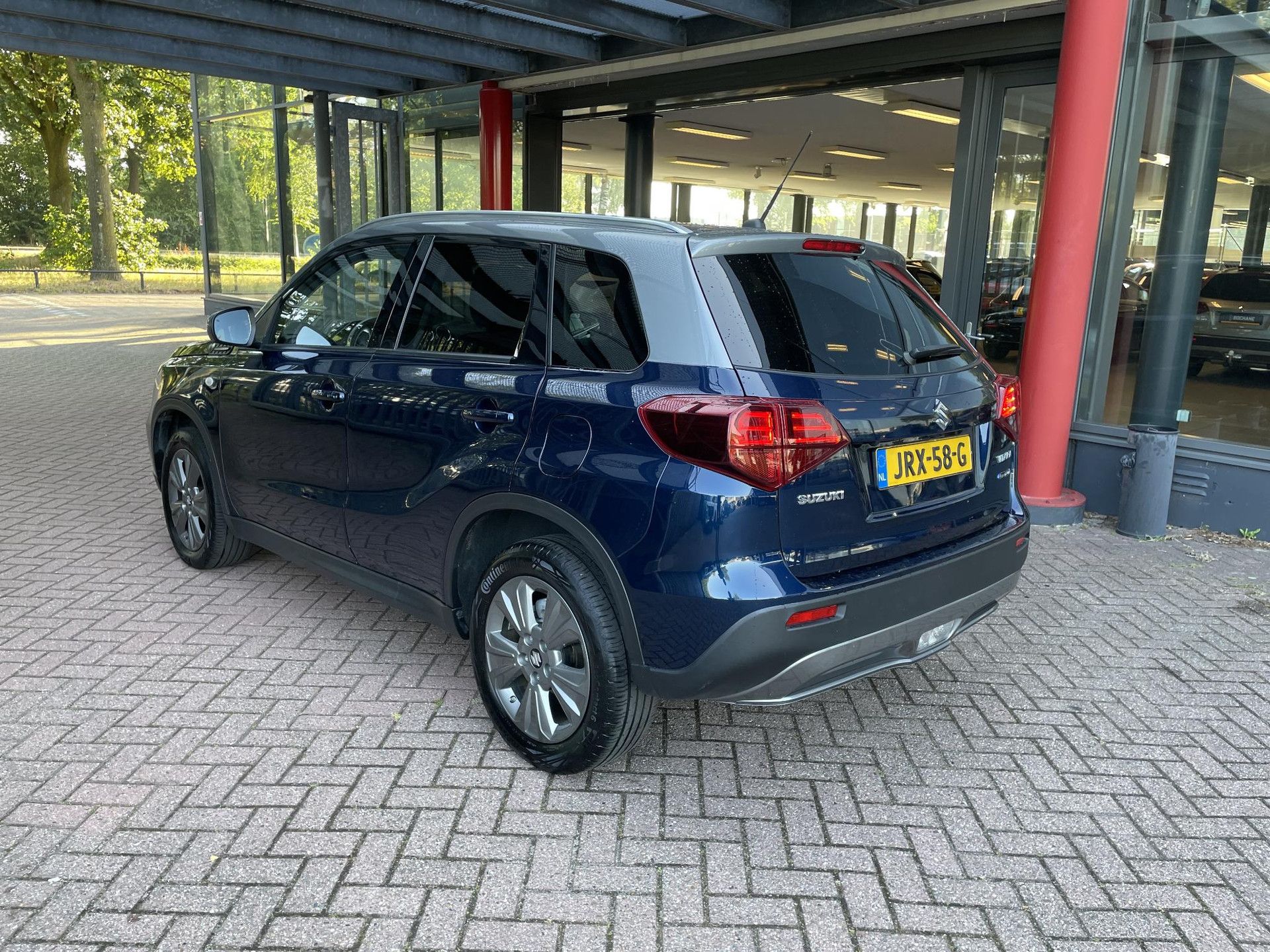 Suzuki Vitara met kenteken JRX-58-G – achteraanzicht