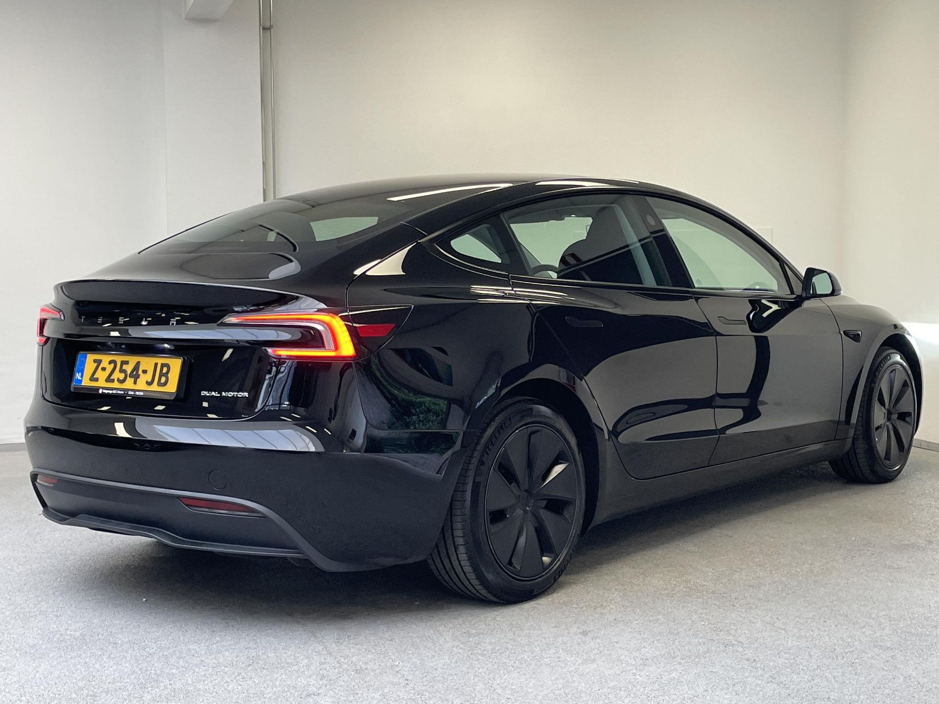 Tesla Model3 met kenteken Z-254-JB – achteraanzicht