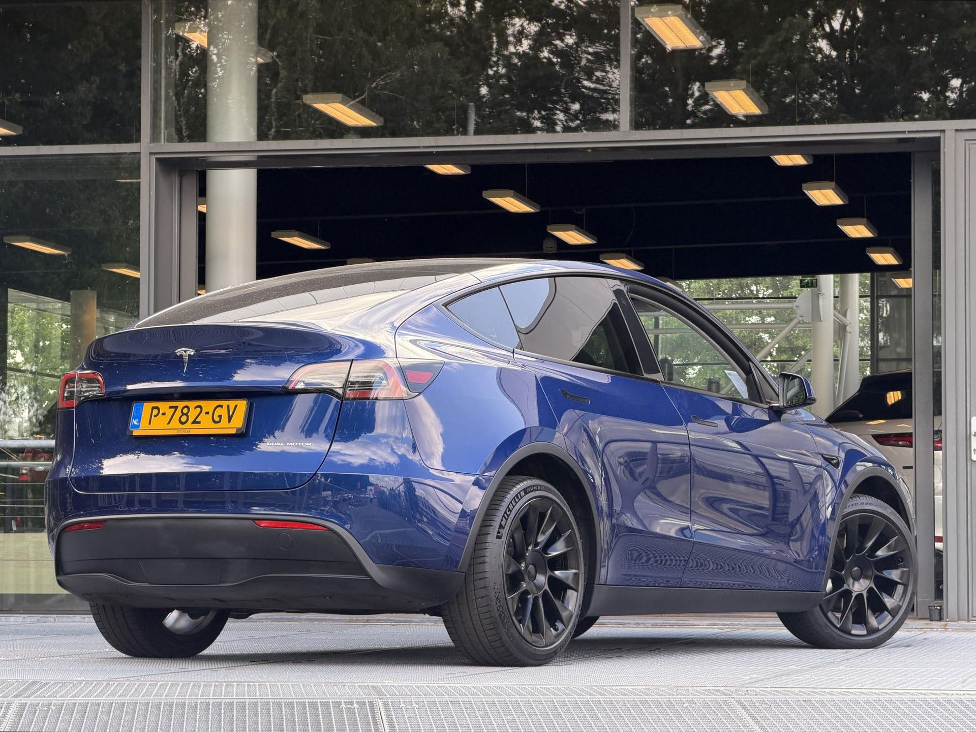 Tesla ModelY met kenteken P-782-GV – achteraanzicht