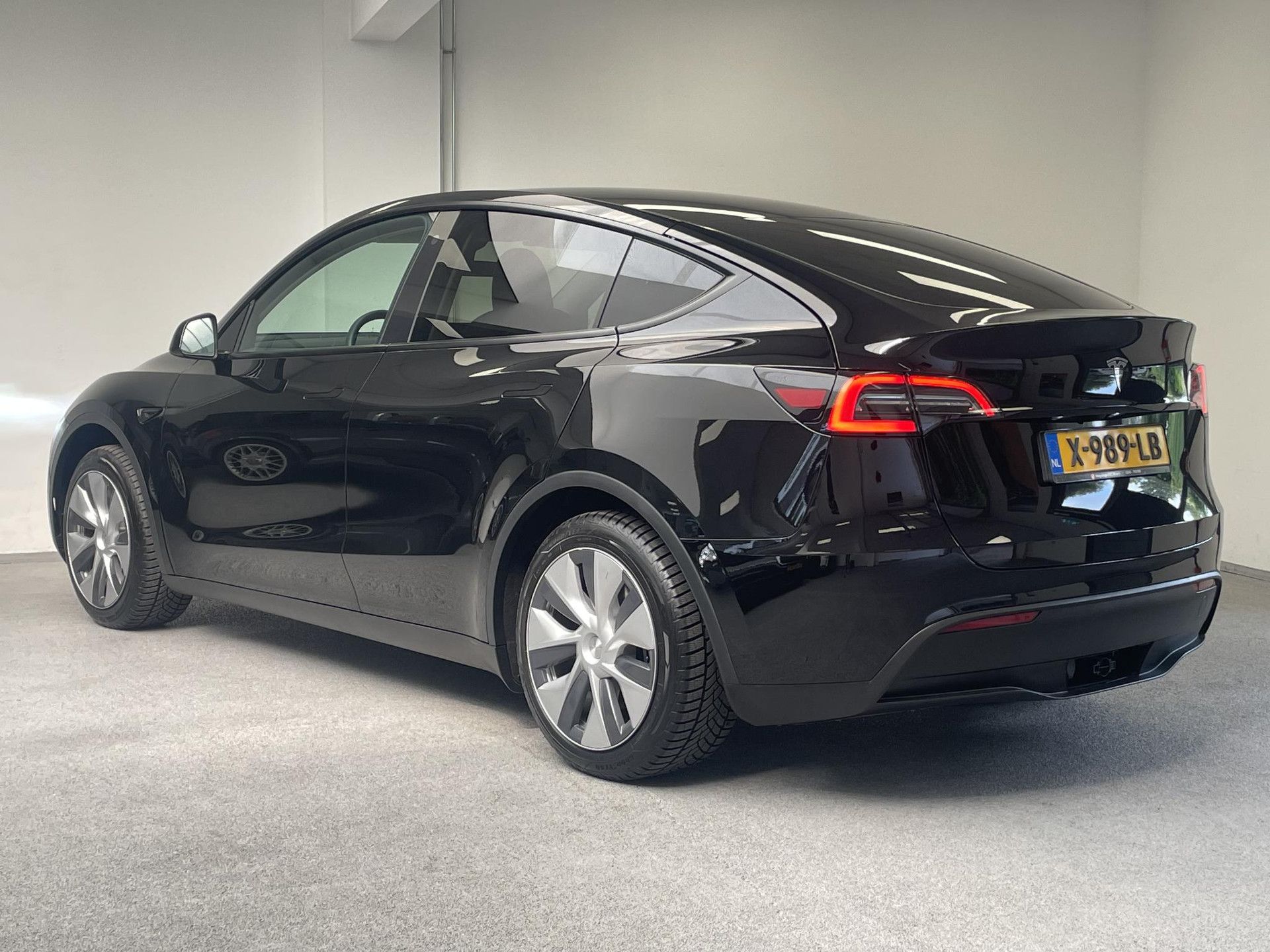 Tesla ModelY met kenteken X-989-LB – achteraanzicht