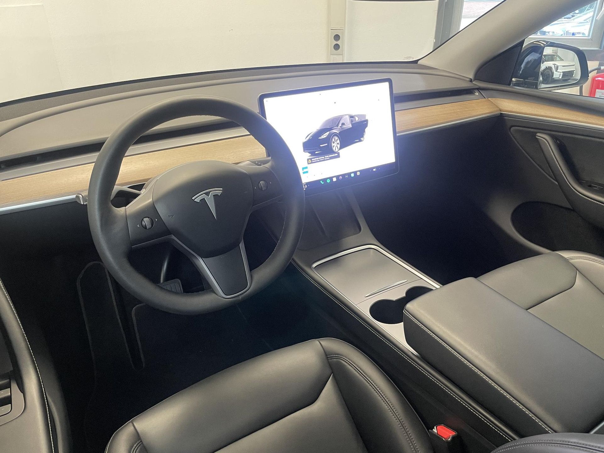 Tesla ModelY met kenteken X-989-LB – interieur