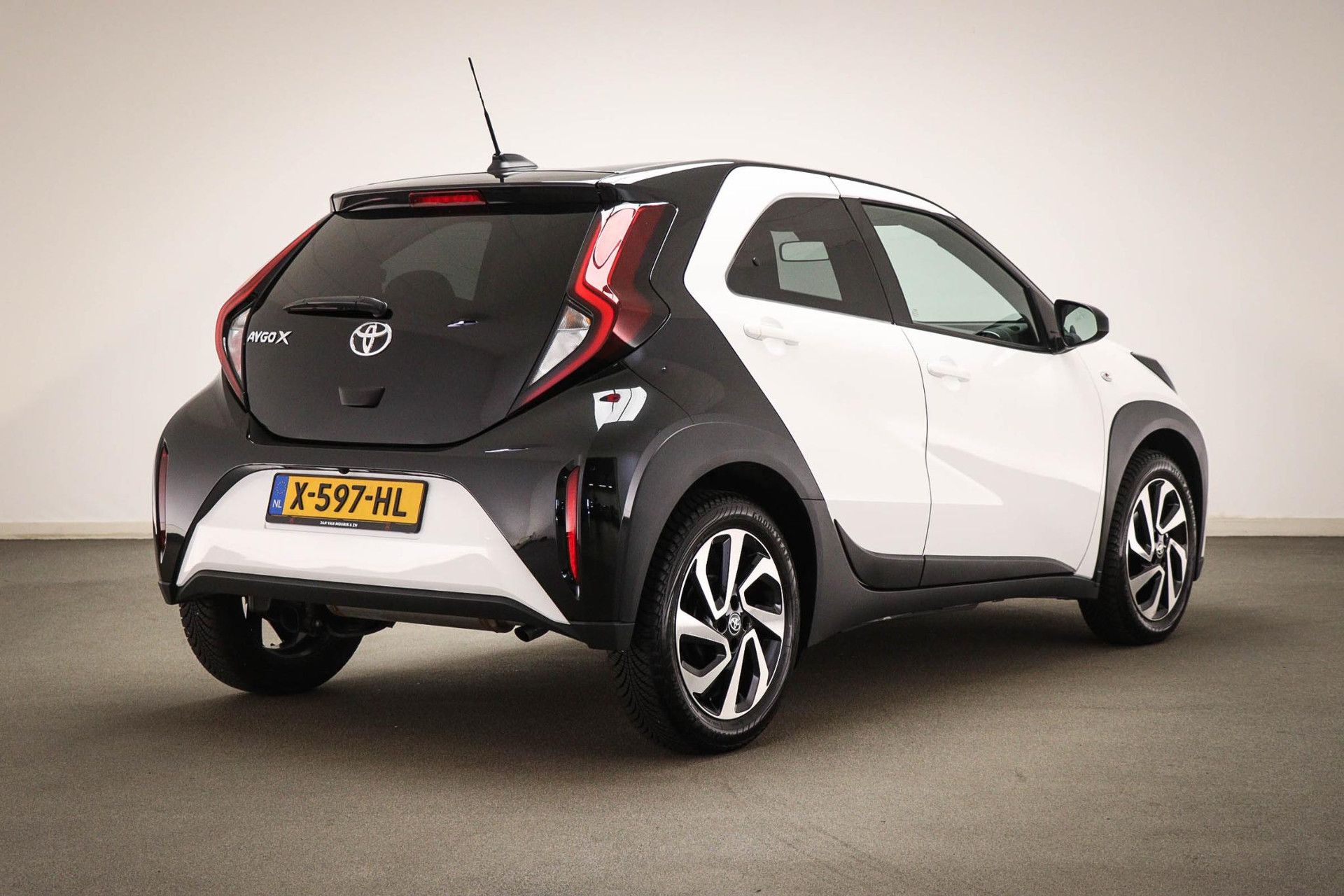 Toyota Aygo met kenteken X-597-HL – achteraanzicht