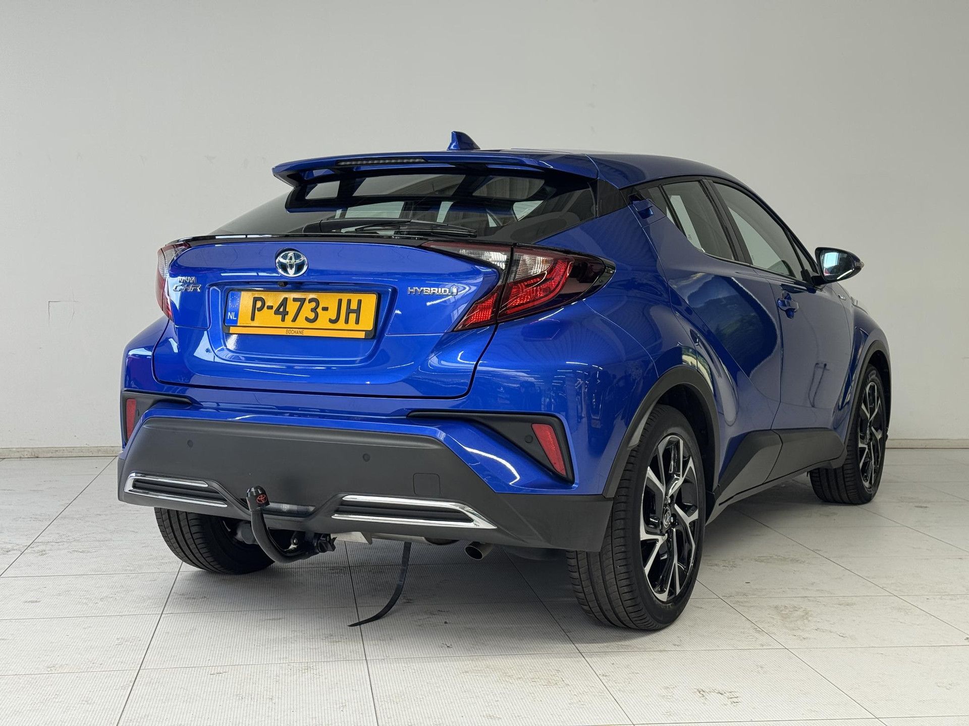 Toyota C-HR met kenteken P-473-JH – achteraanzicht