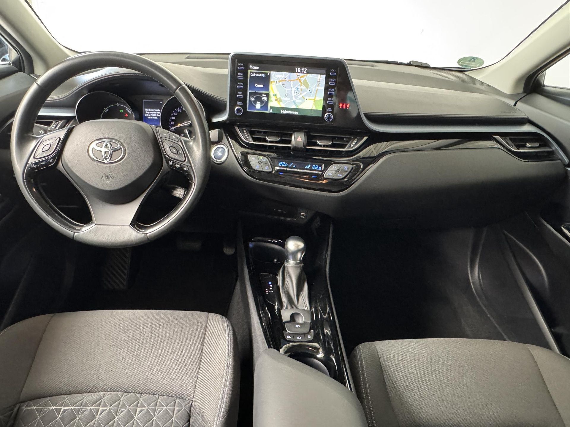 Toyota C-HR met kenteken P-473-JH – interieur