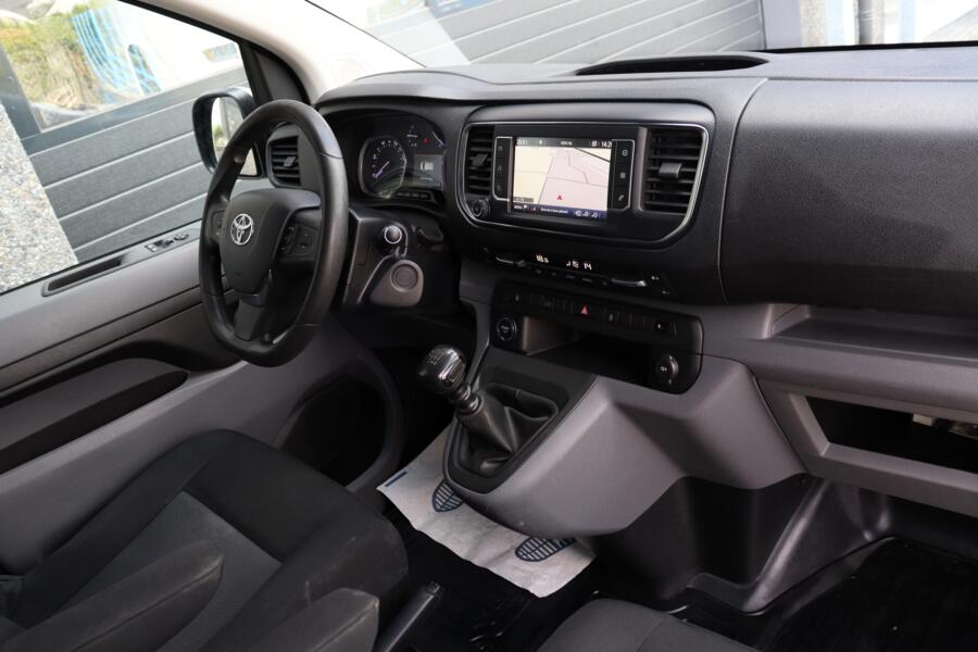 Toyota PROACE met kenteken VX-177-K – achteraanzicht