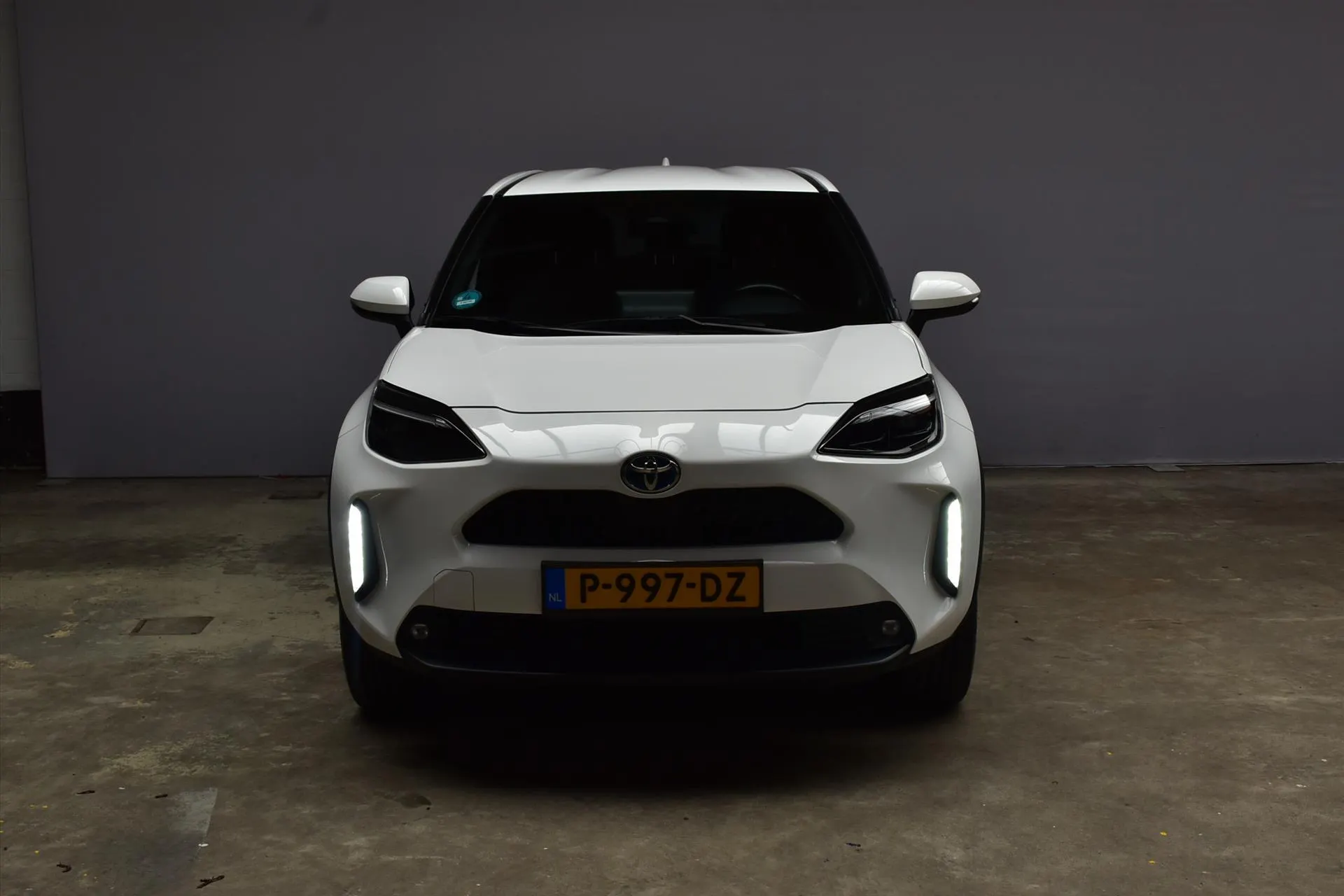 Toyota YarisCross met kenteken P-997-DZ – achteraanzicht