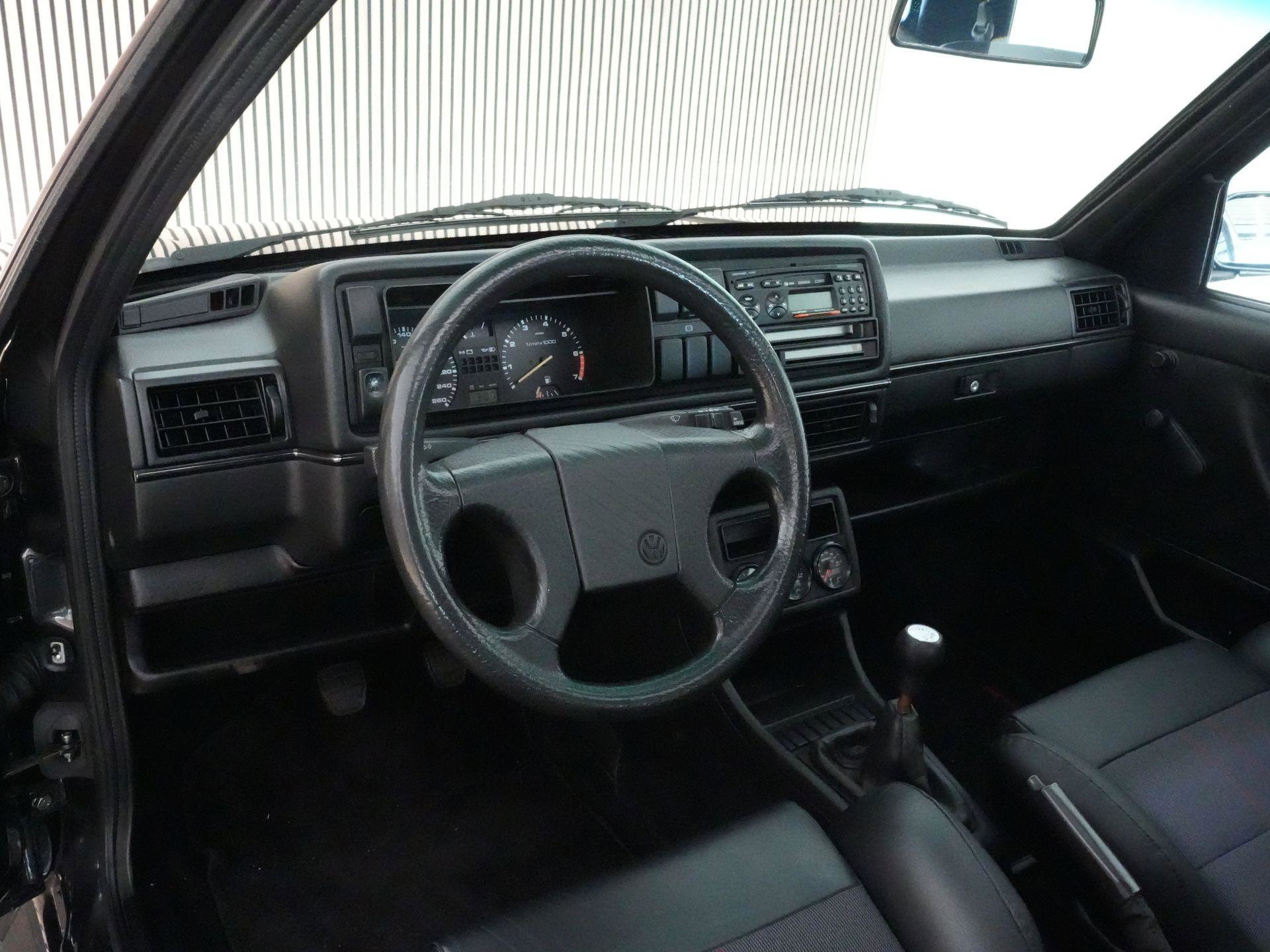 Volkswagen Golf met kenteken P-668-ZK – interieur