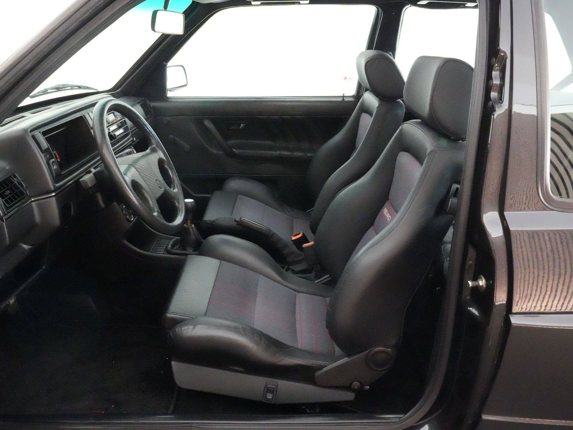 Volkswagen Golf met kenteken P-668-ZK – dashboard