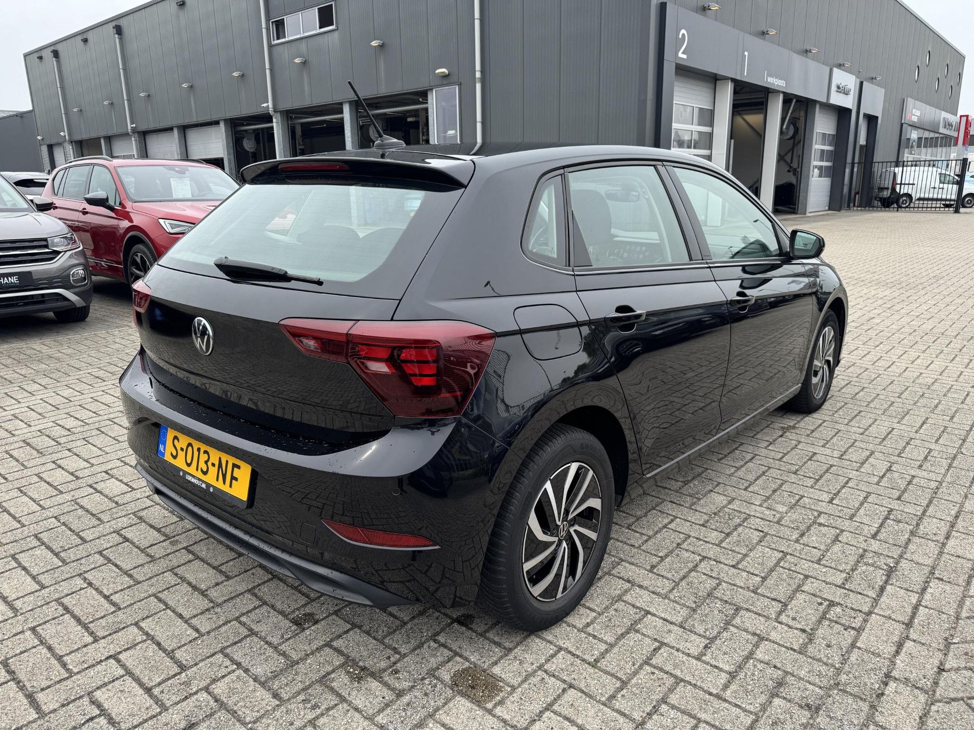 Volkswagen Polo met kenteken S-013-NF – achteraanzicht