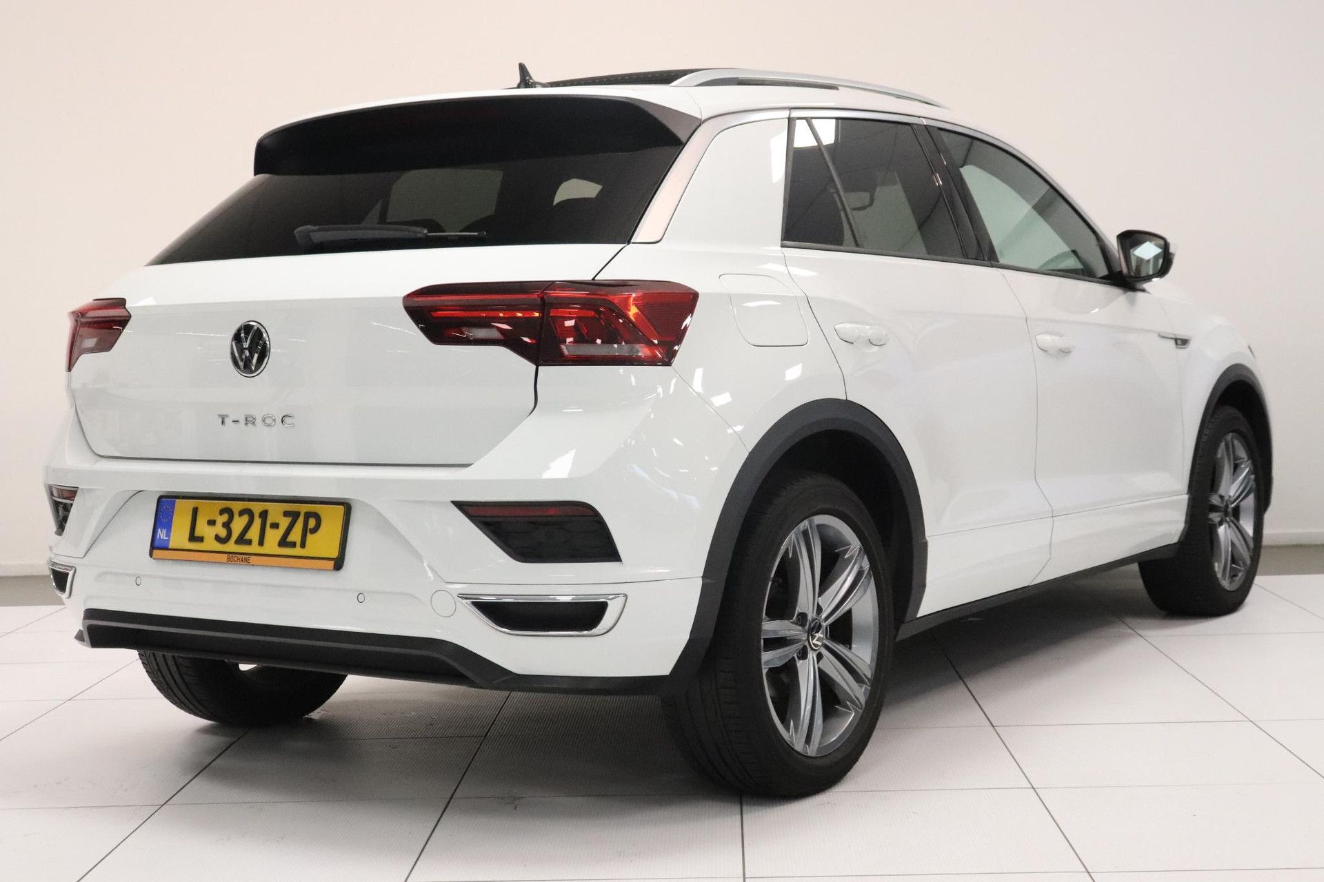 Volkswagen T-Roc met kenteken L-321-ZP – achteraanzicht