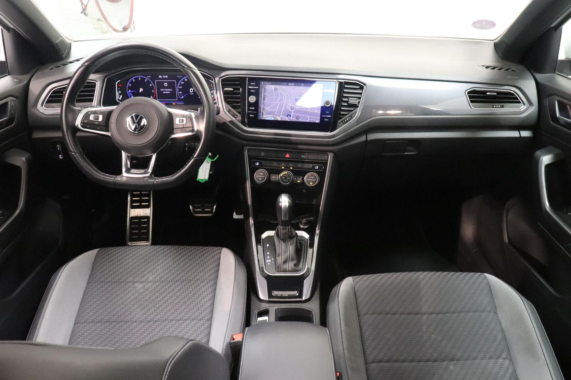 Volkswagen T-Roc met kenteken L-321-ZP – interieur