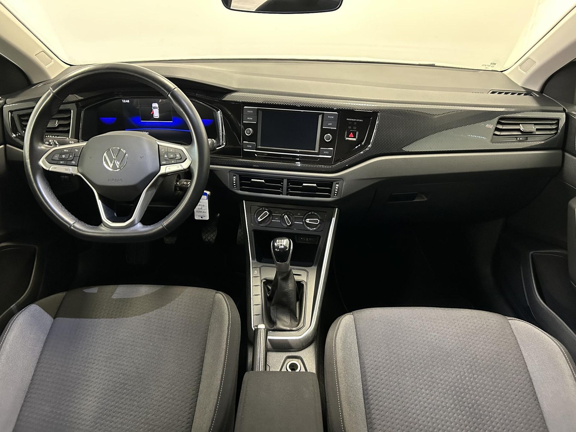 Volkswagen Taigo met kenteken R-370-XV – interieur