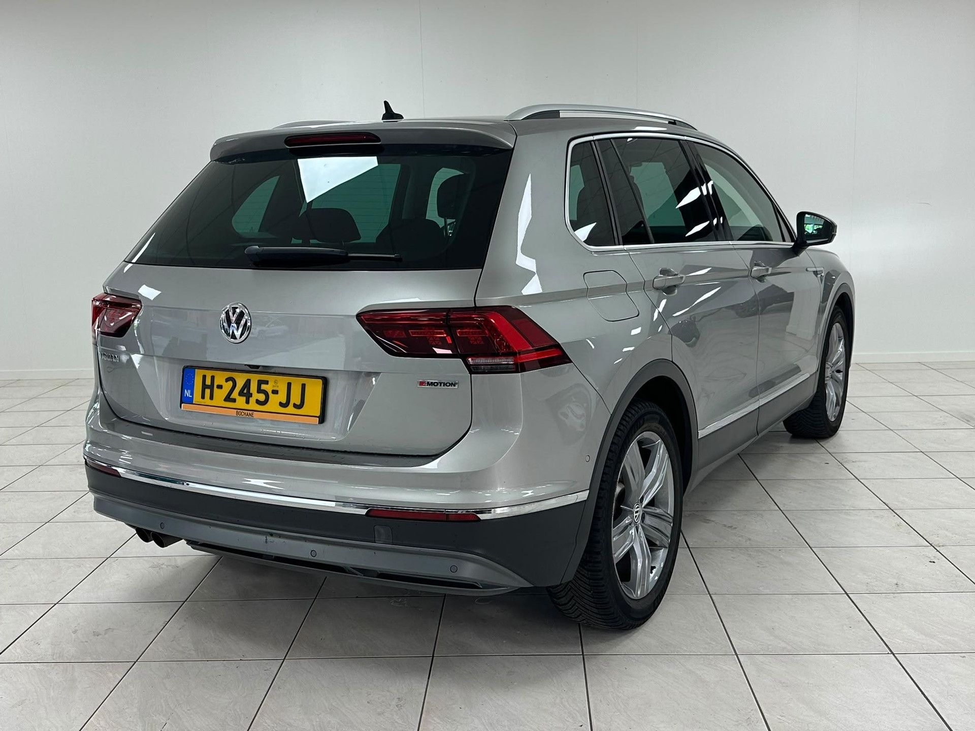 Volkswagen Tiguan met kenteken H-245-JJ – achteraanzicht