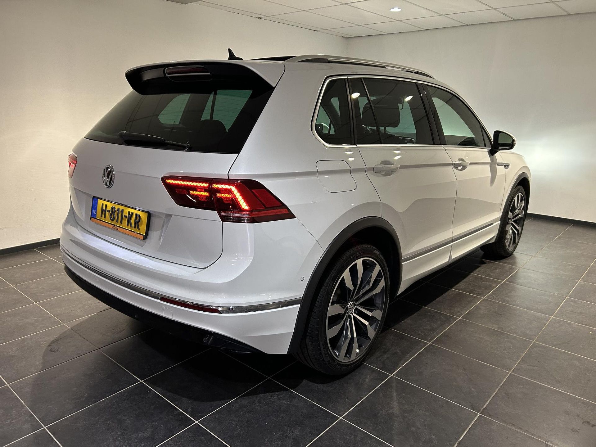 Volkswagen Tiguan met kenteken H-811-KR – achteraanzicht