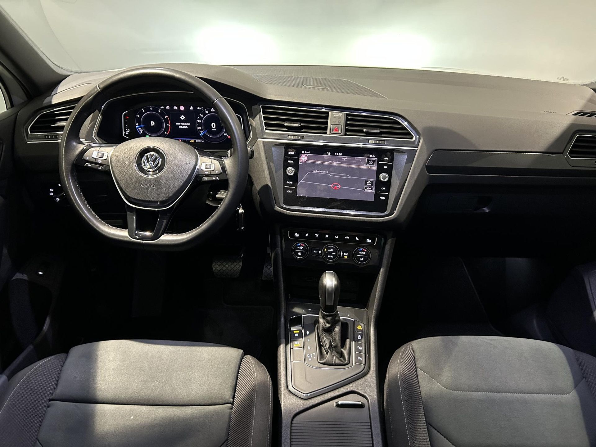 Volkswagen Tiguan met kenteken H-811-KR – interieur