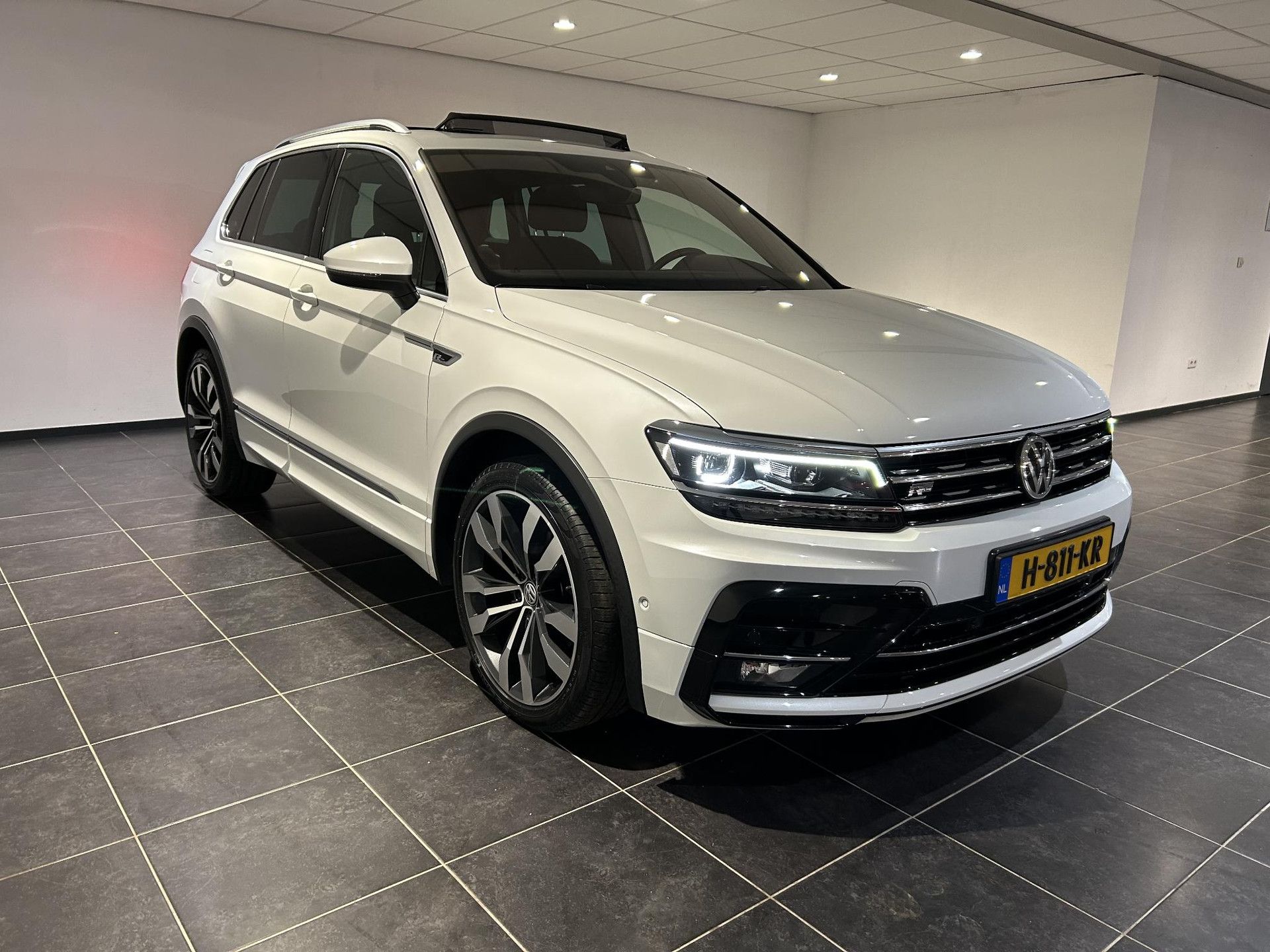 Volkswagen Tiguan met kenteken H-811-KR – detailfoto