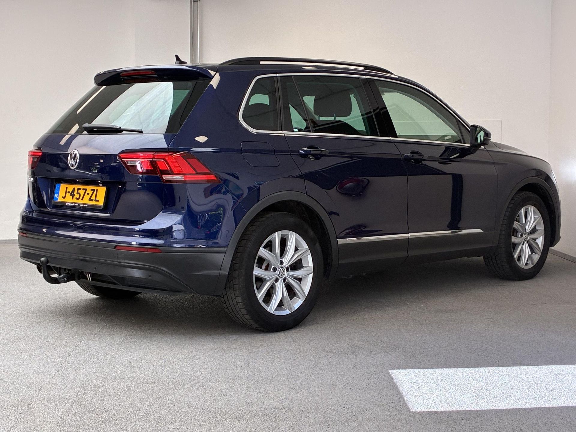 Volkswagen Tiguan met kenteken J-457-ZL – achteraanzicht