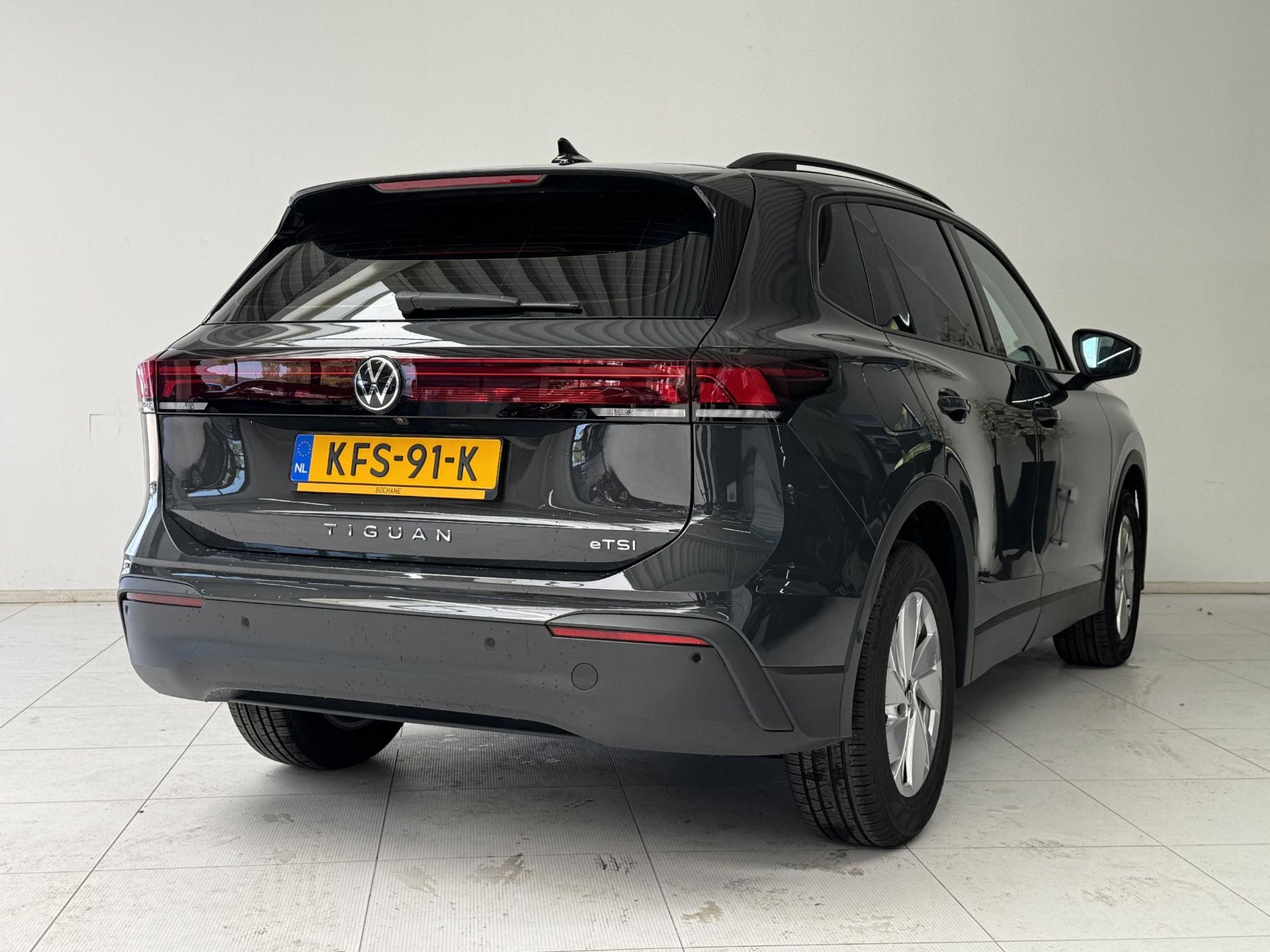 Volkswagen Tiguan met kenteken KFS-91-K – achteraanzicht