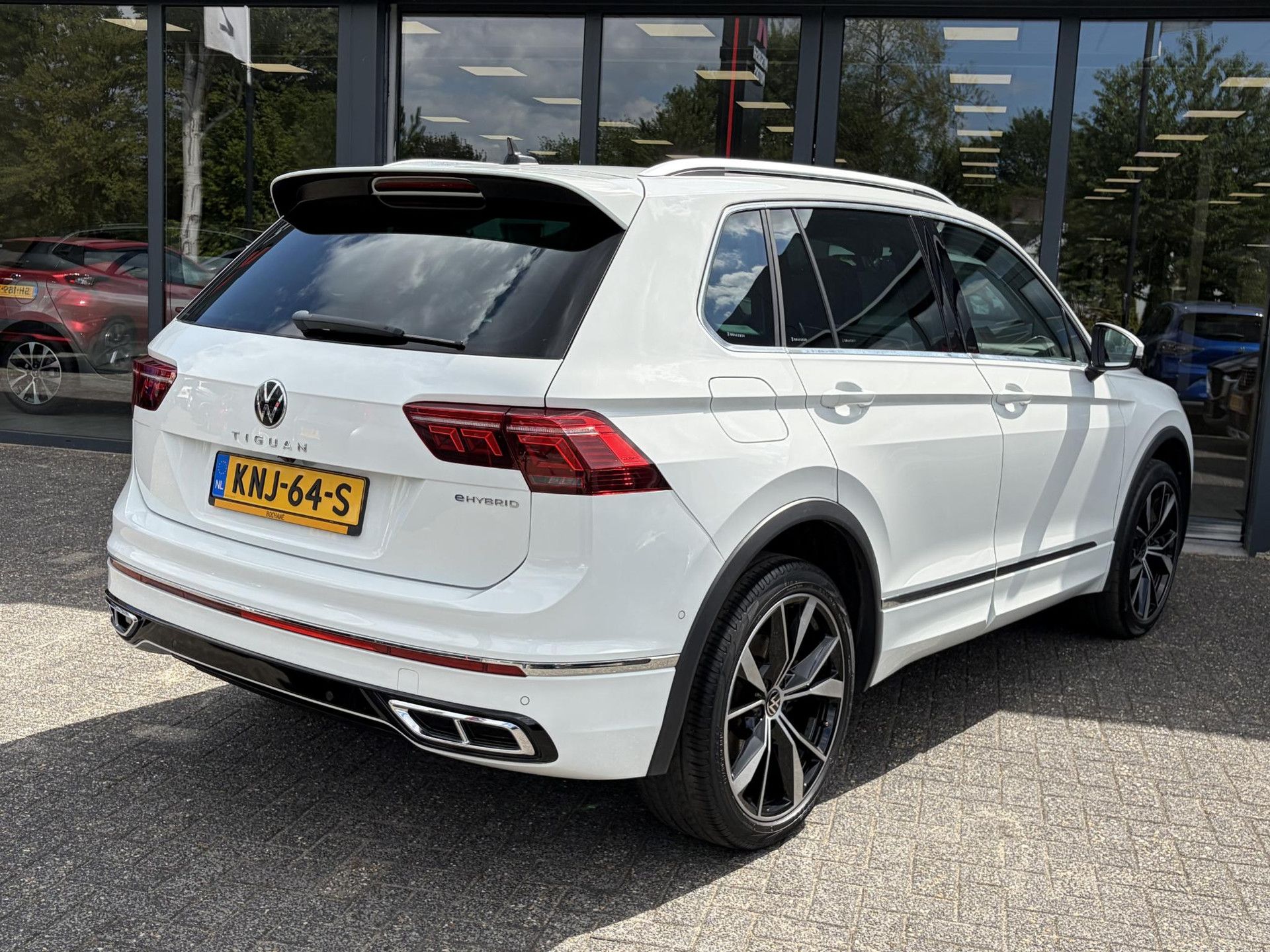 Volkswagen Tiguan met kenteken KNJ-64-S – achteraanzicht