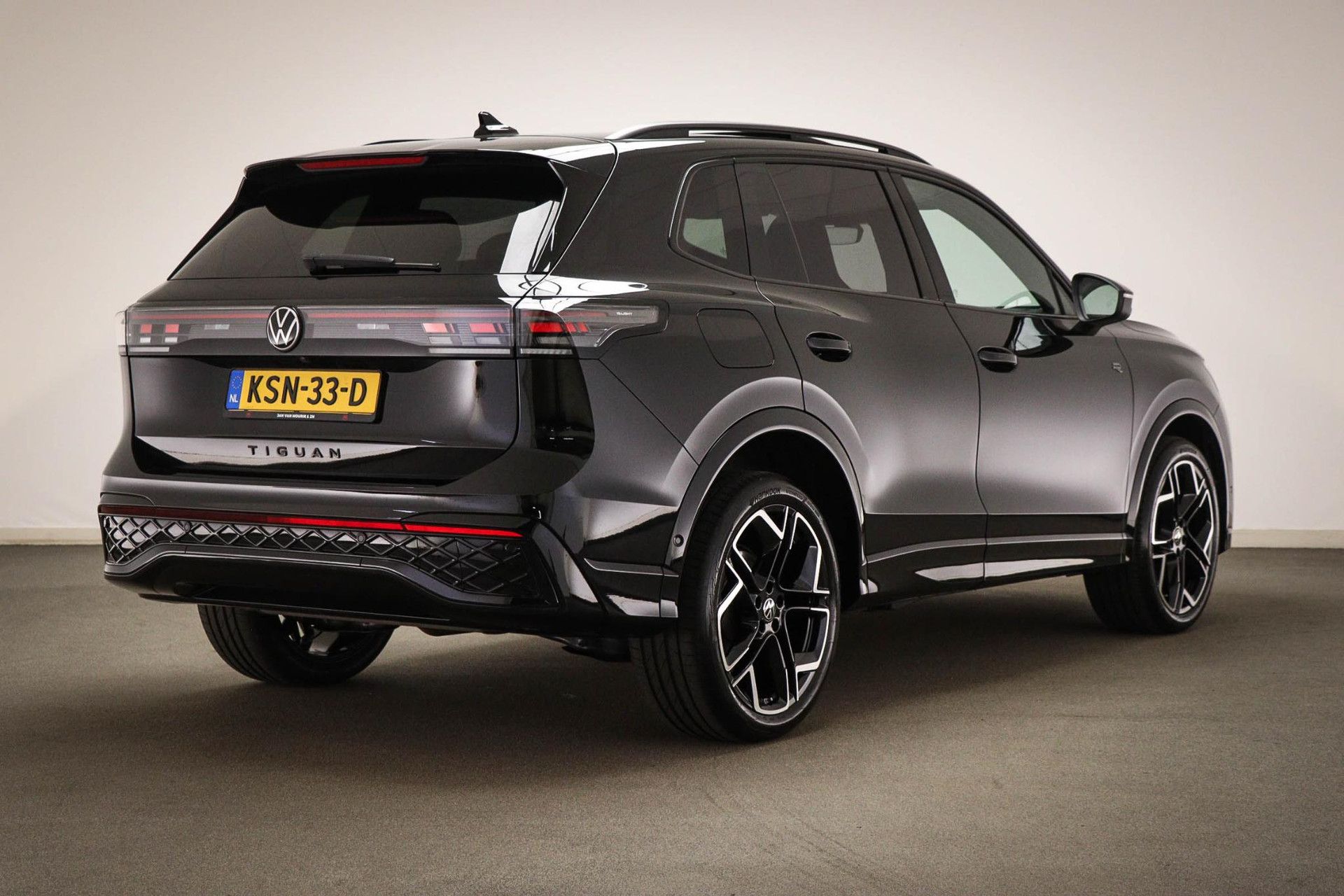Volkswagen Tiguan met kenteken KSN-33-D – achteraanzicht