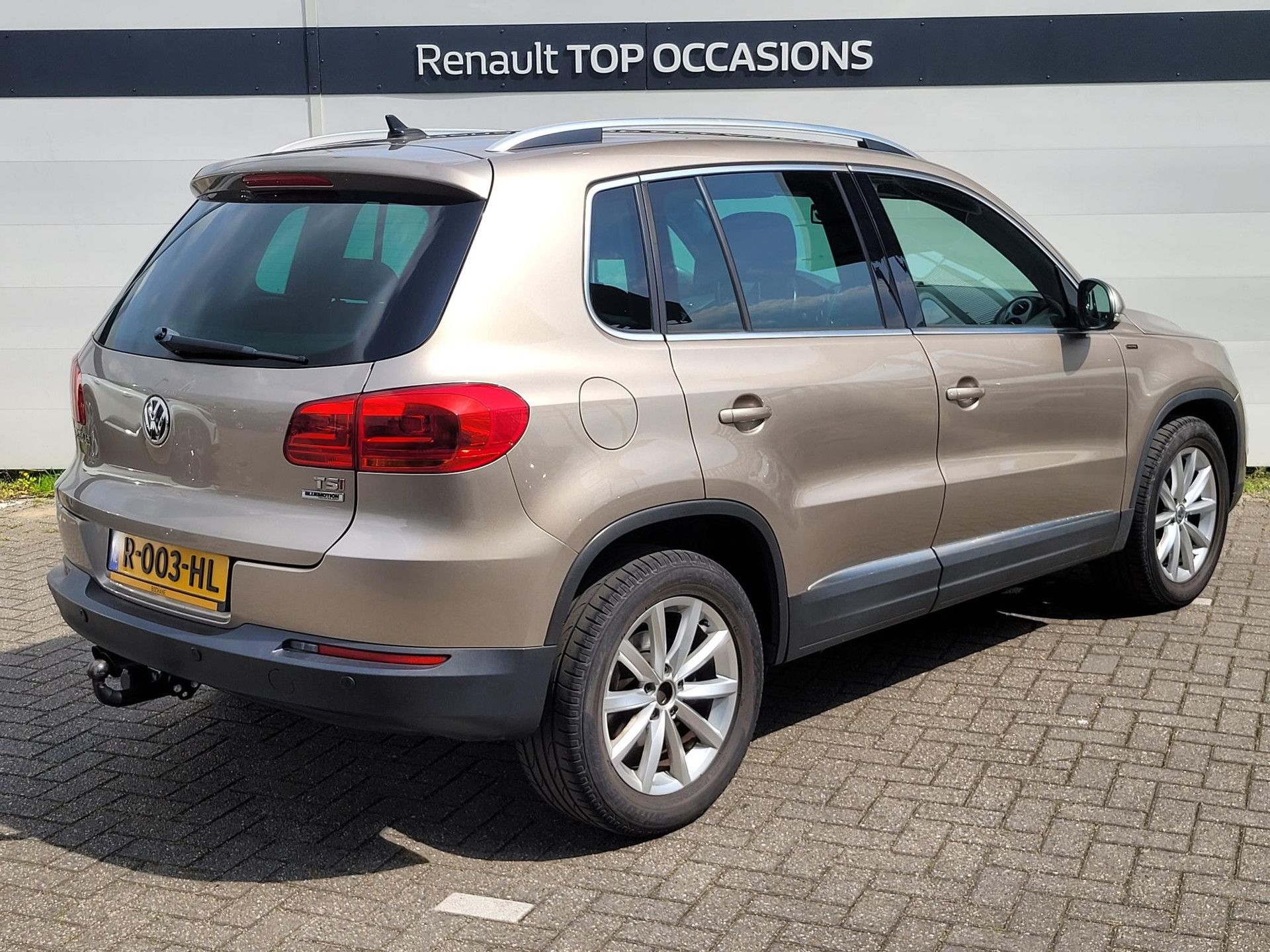 Volkswagen Tiguan met kenteken R-003-HL – achteraanzicht
