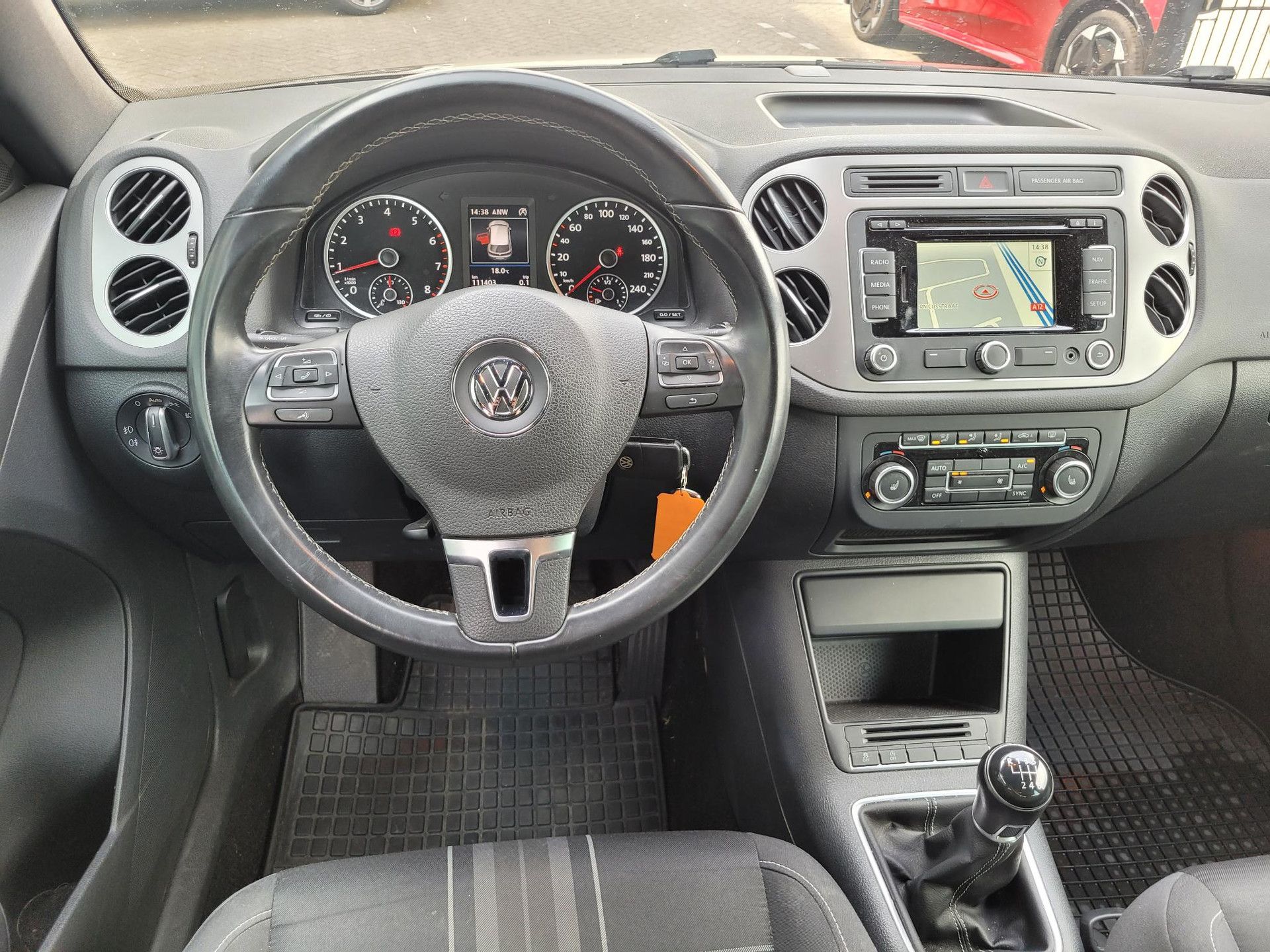 Volkswagen Tiguan met kenteken R-003-HL – interieur