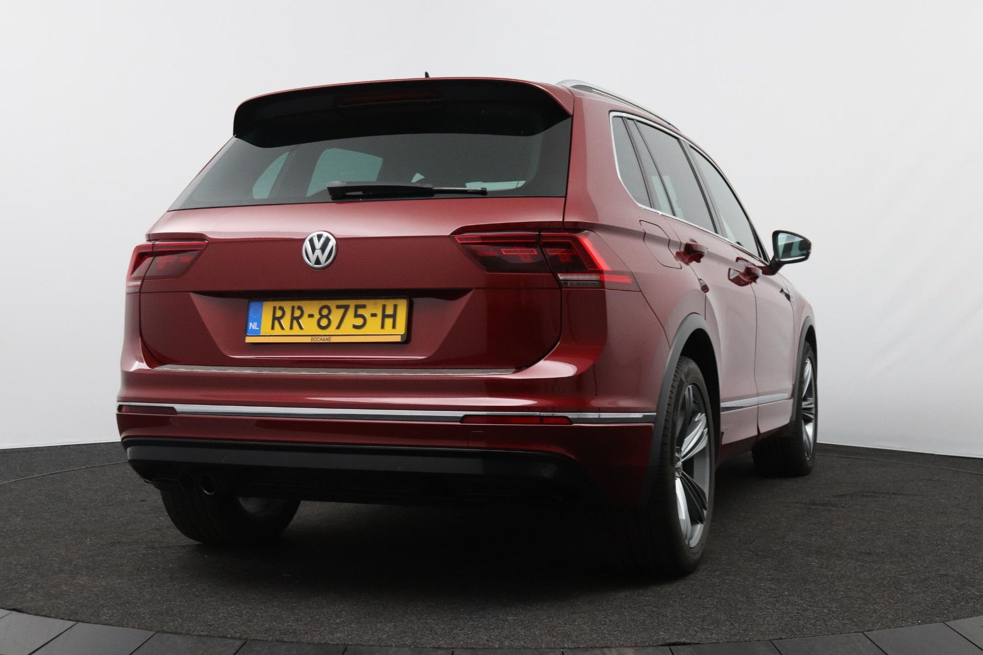 Volkswagen Tiguan met kenteken RR-875-H – achteraanzicht
