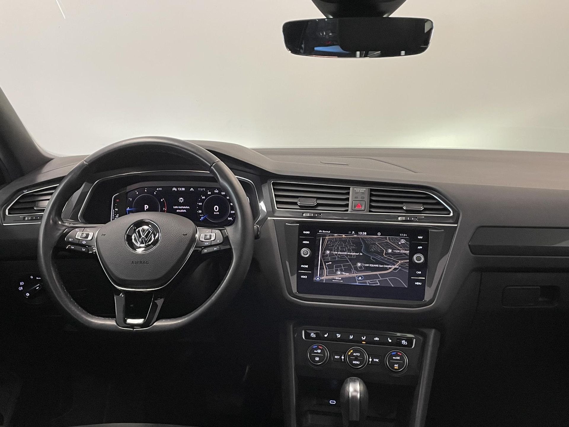 Volkswagen TiguanAllspace met kenteken K-627-ZF – interieur
