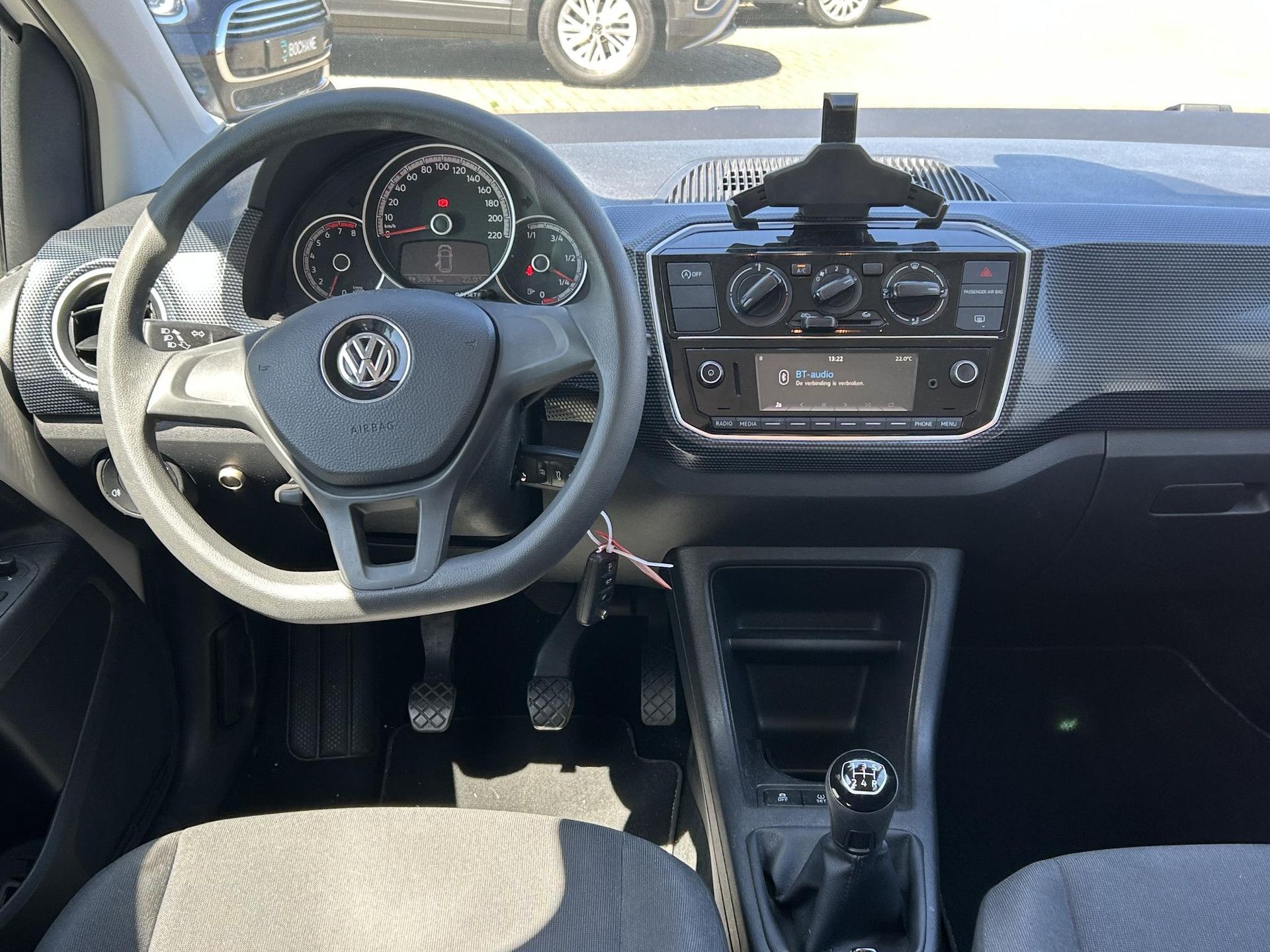 Volkswagen up! met kenteken RR-569-G – interieur