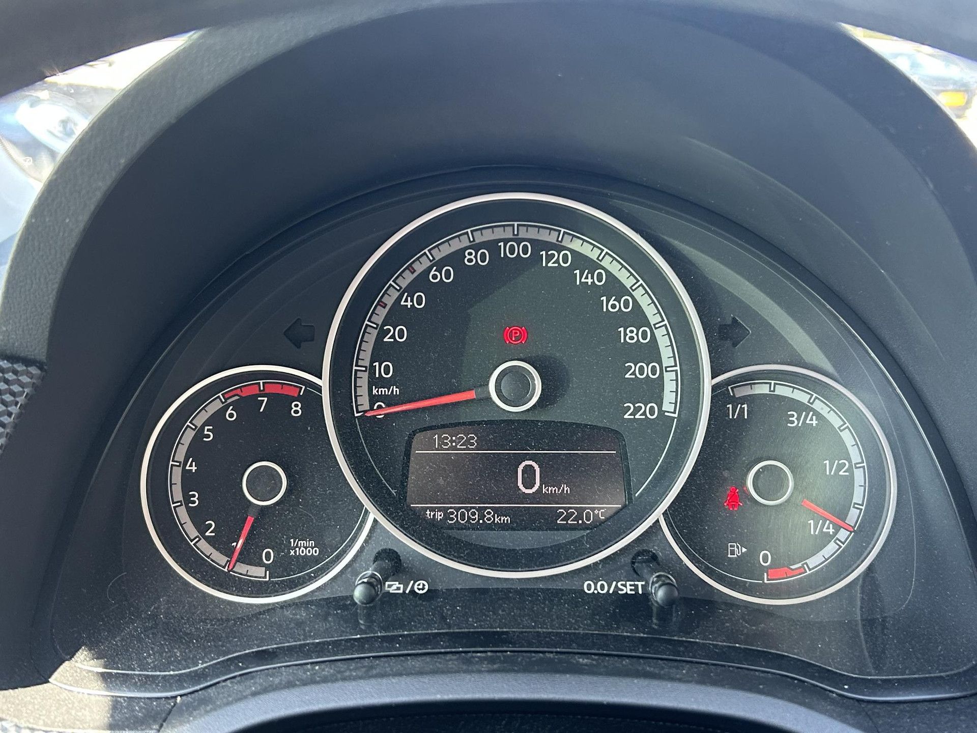 Volkswagen up! met kenteken RR-569-G – dashboard