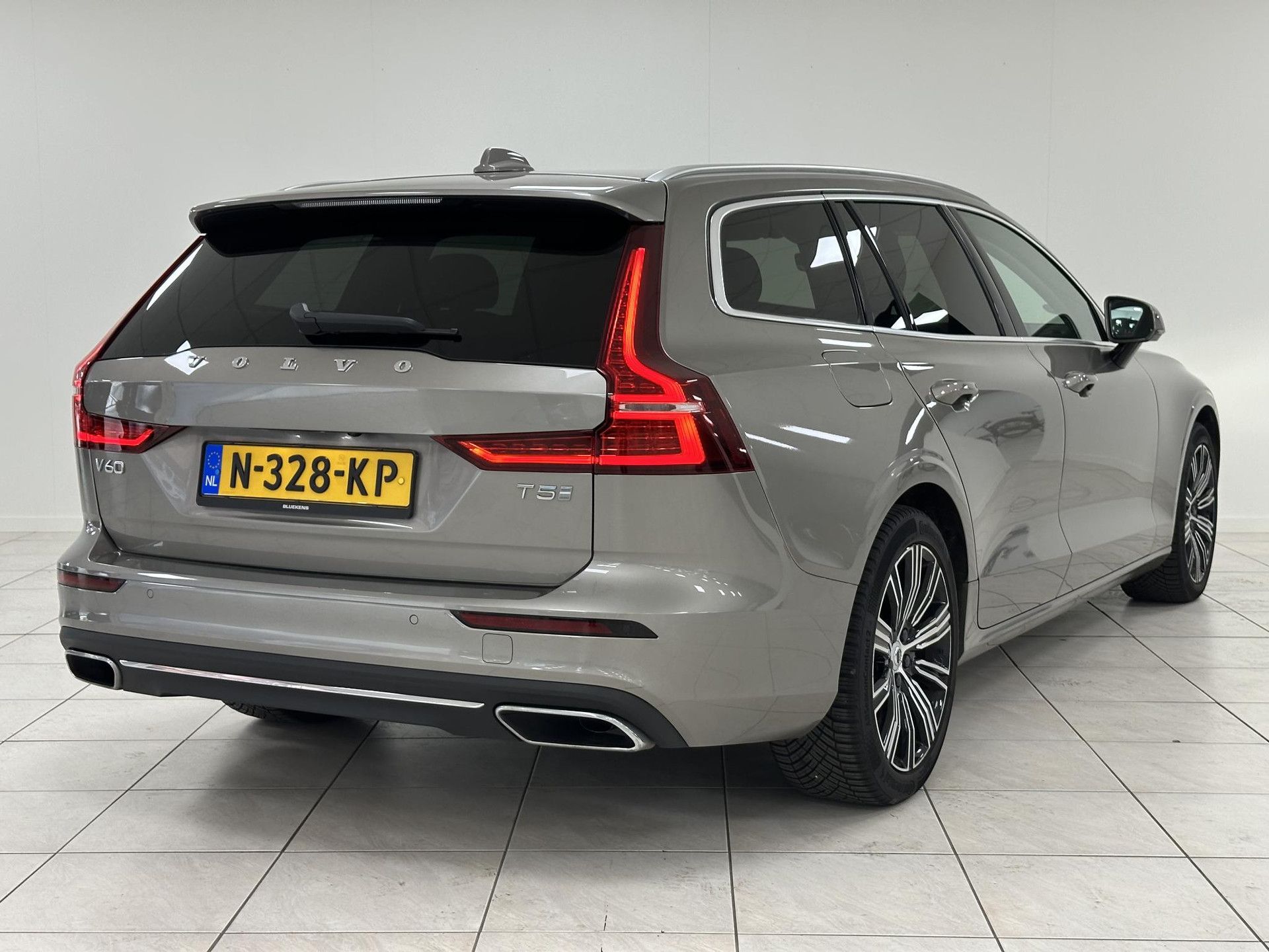 Volvo V60 met kenteken N-328-KP – achteraanzicht