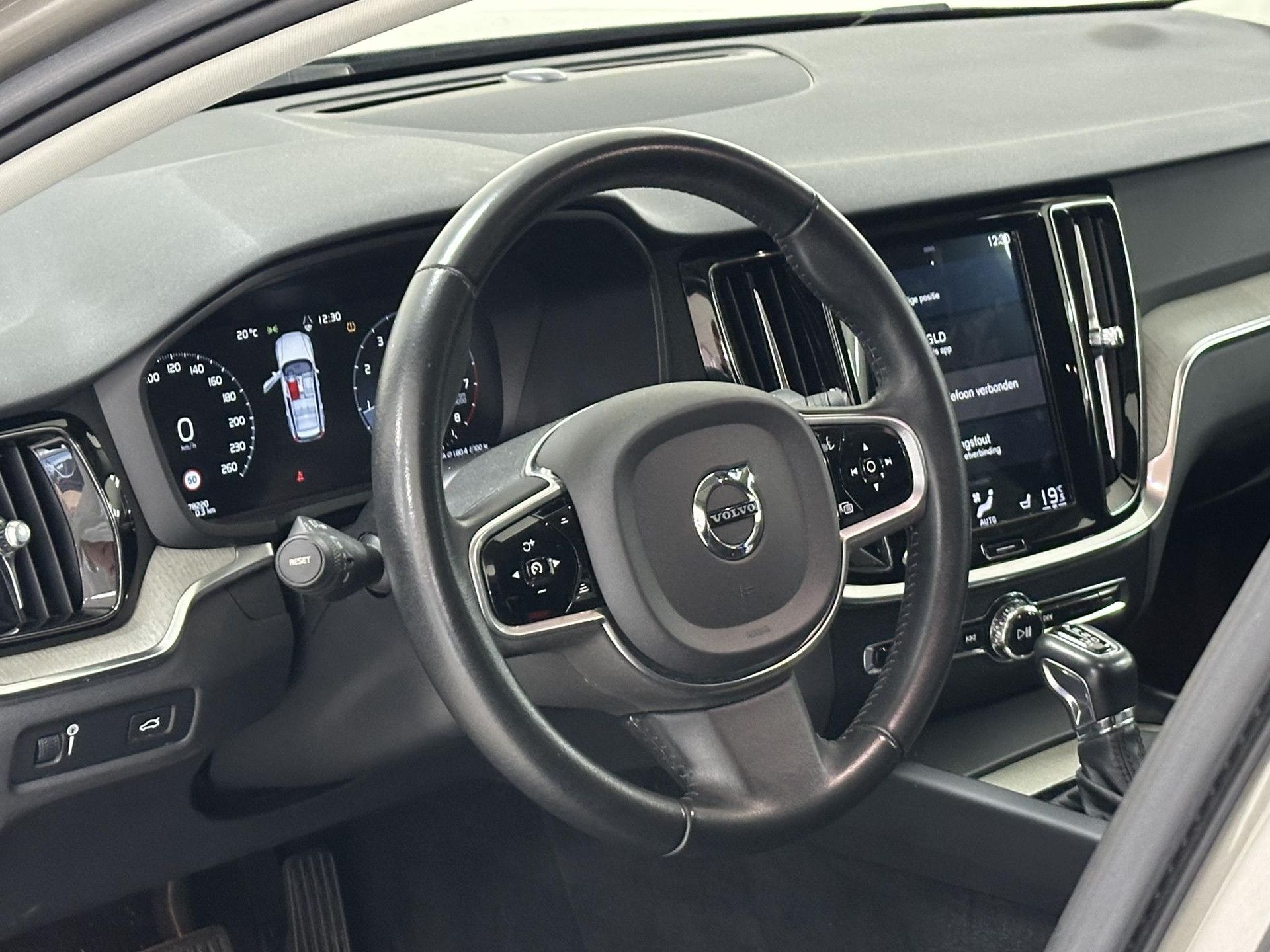 Volvo V60 met kenteken N-328-KP – interieur