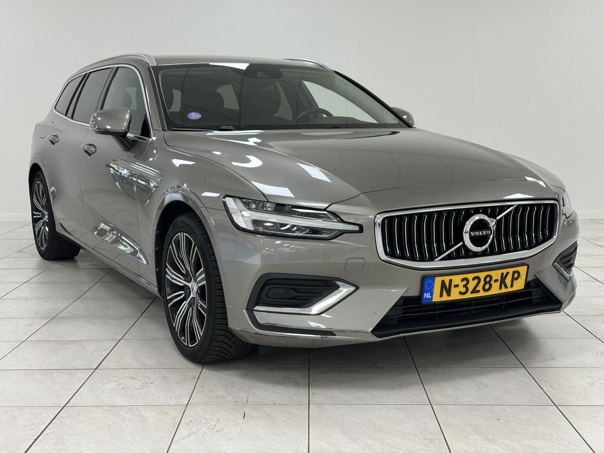 Volvo V60 met kenteken N-328-KP – detailfoto