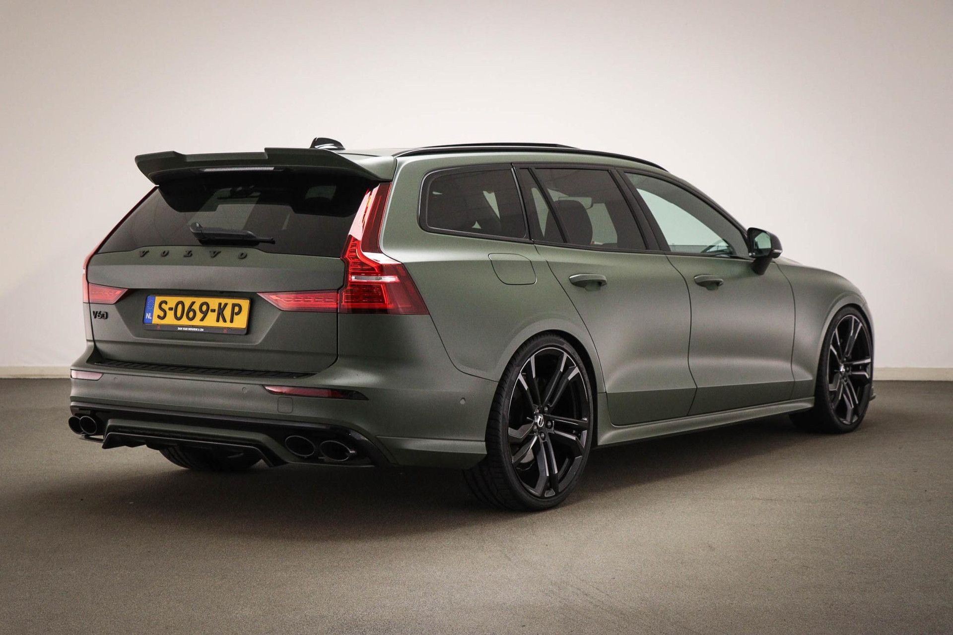 Volvo V60 met kenteken S-069-KP – achteraanzicht
