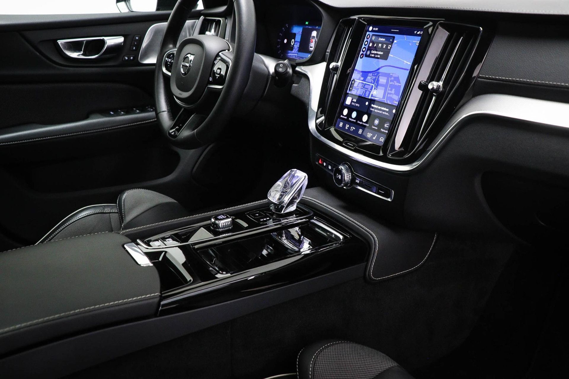 Volvo V60 met kenteken S-069-KP – interieur