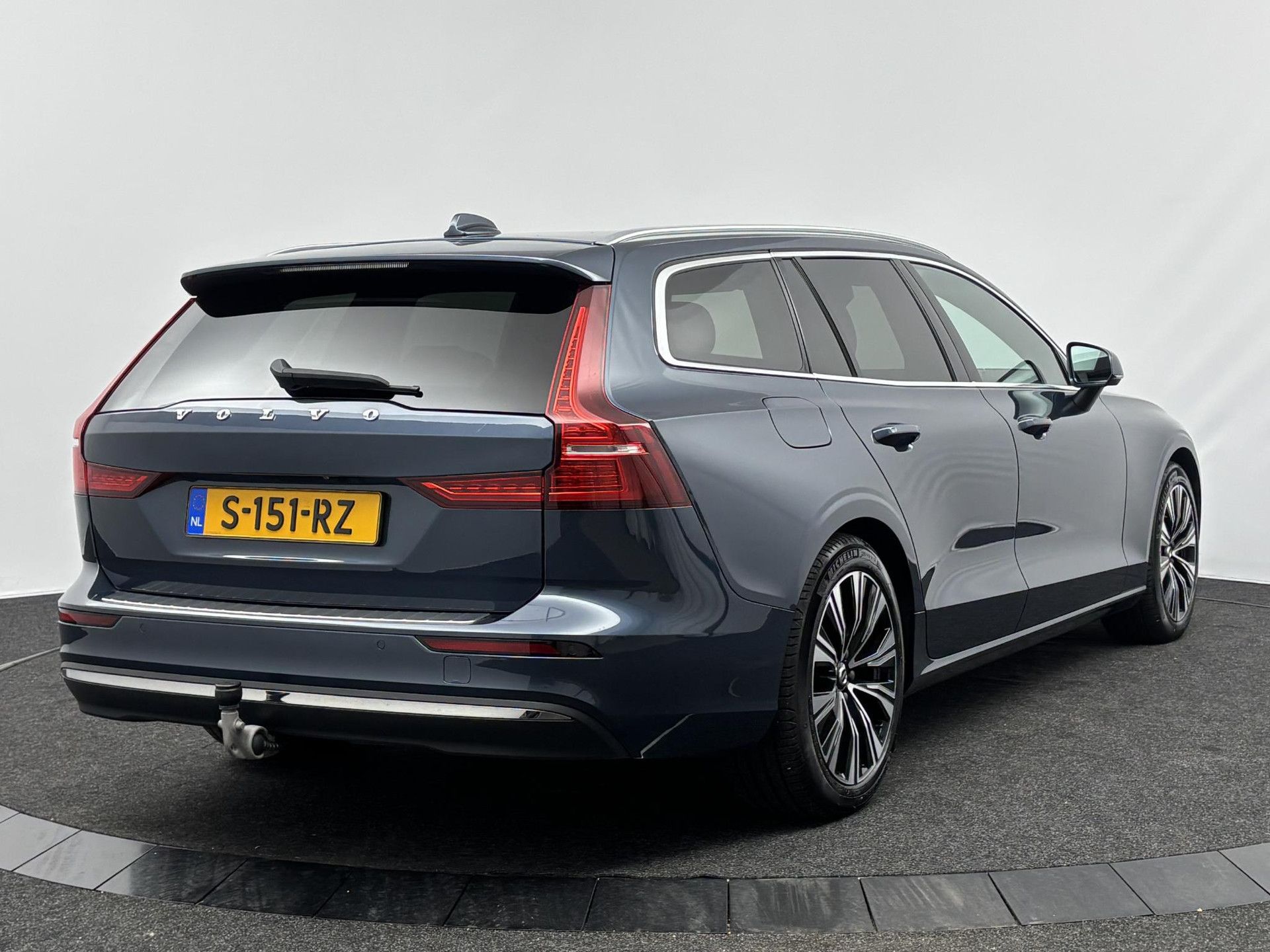 Volvo V60 met kenteken S-151-RZ – achteraanzicht